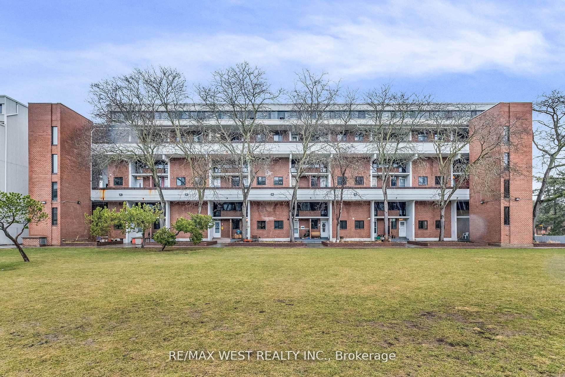 Photo 2 of Unit 305, 155 Leeward Glenway, Toronto, Flemingdon Park — HOMEH
