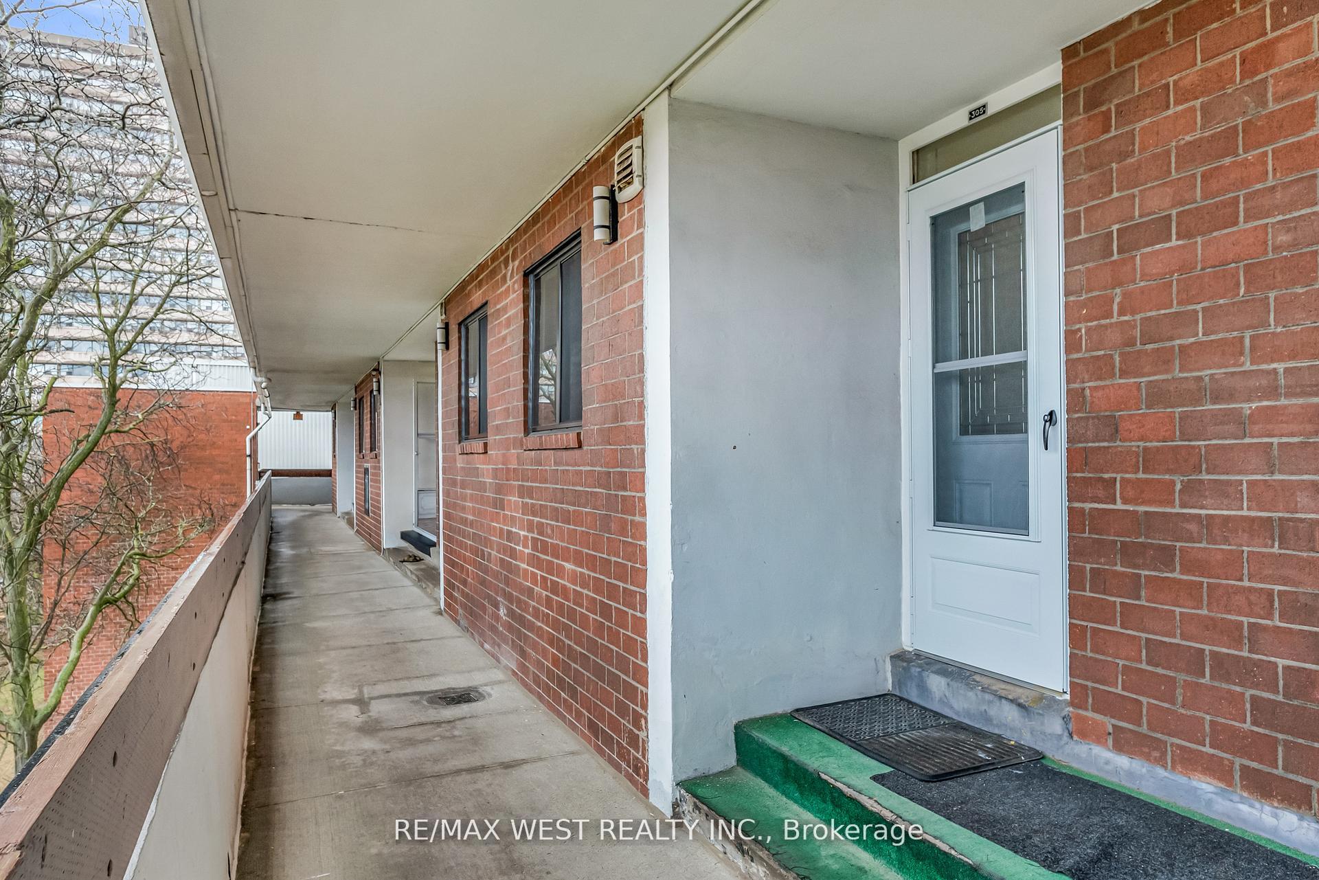 Photo 3 of Unit 305, 155 Leeward Glenway, Toronto, Flemingdon Park — HOMEH