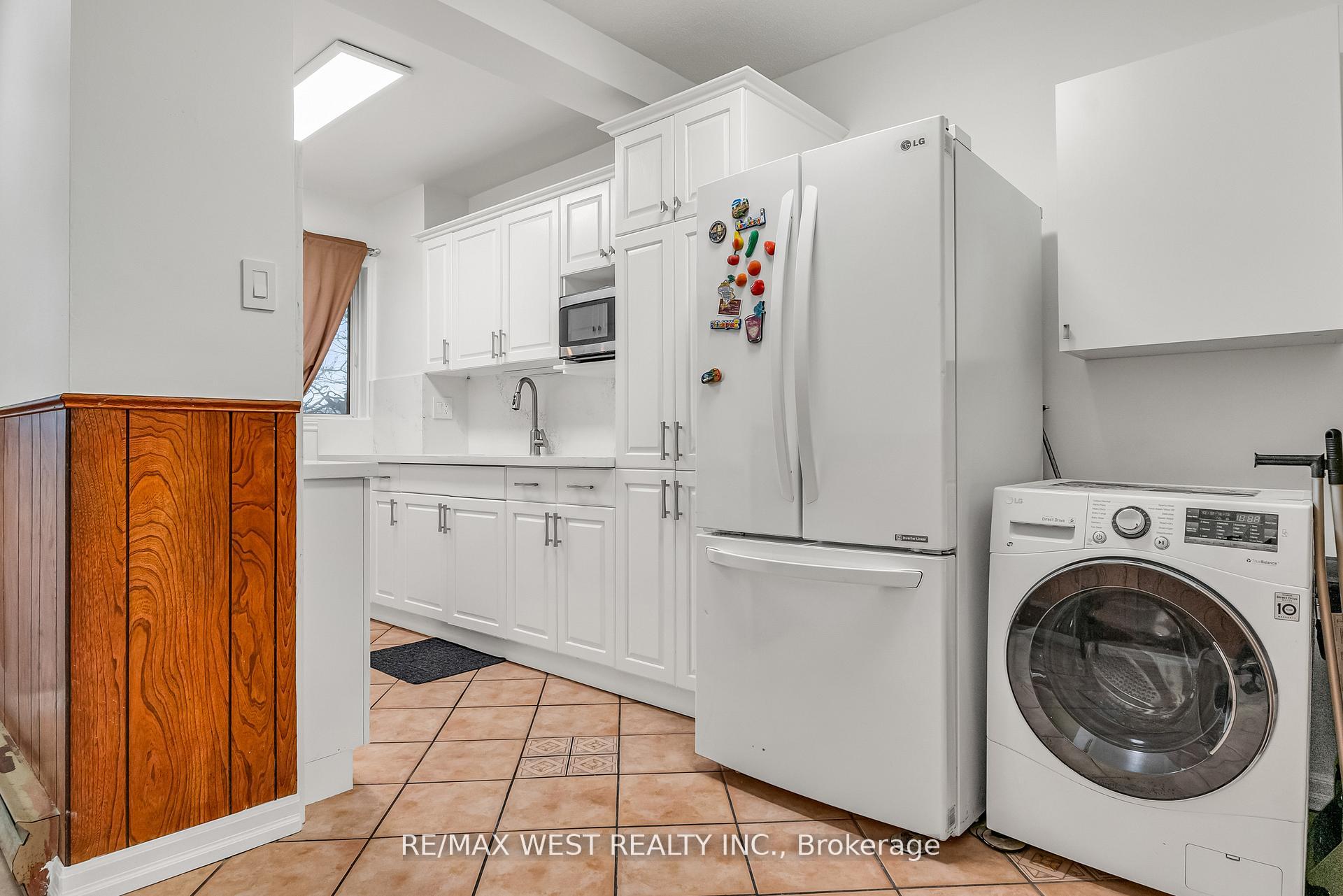 Photo 6 of Unit 305, 155 Leeward Glenway, Toronto, Flemingdon Park — HOMEH