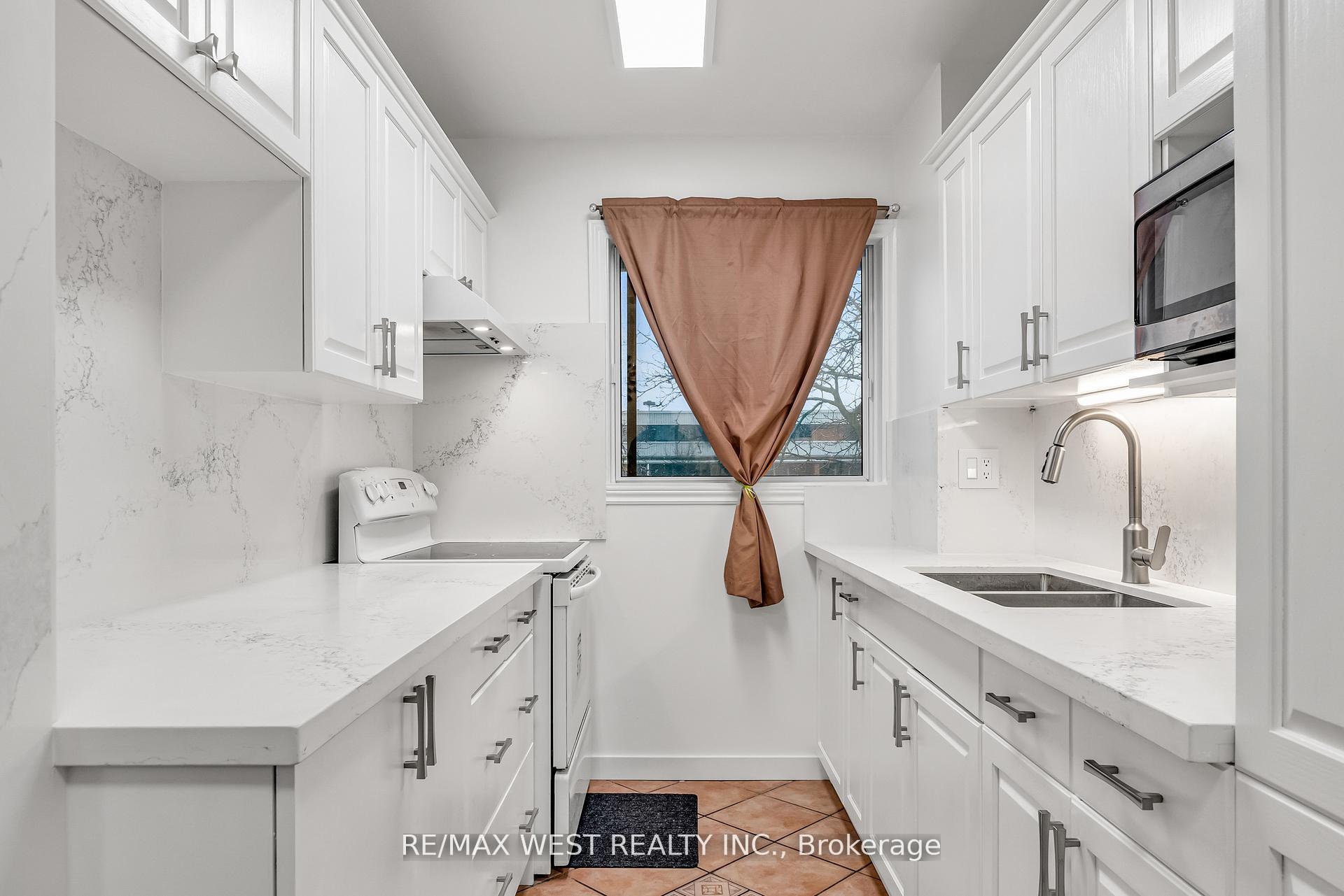 Photo 8 of Unit 305, 155 Leeward Glenway, Toronto, Flemingdon Park — HOMEH