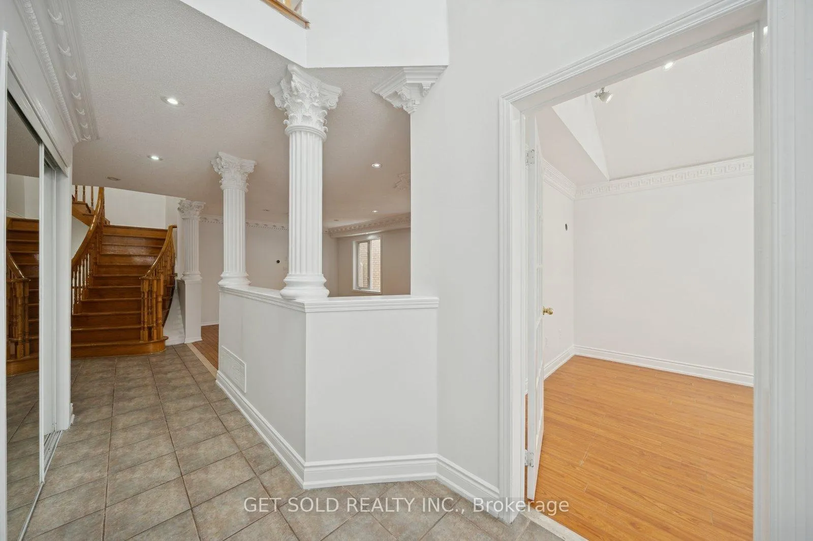 Photo 3 of 33 Tideland Drive, Brampton, Fletcher's Meadow — HOMEH