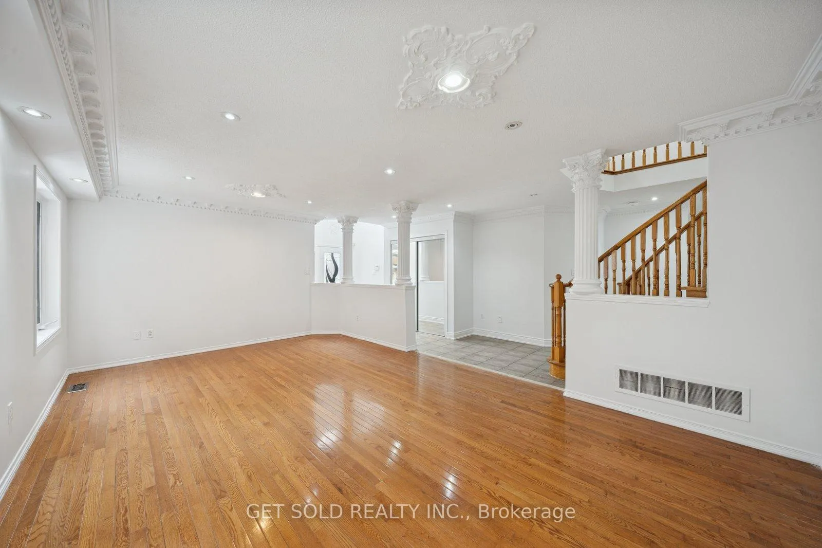 Photo 5 of 33 Tideland Drive, Brampton, Fletcher's Meadow — HOMEH
