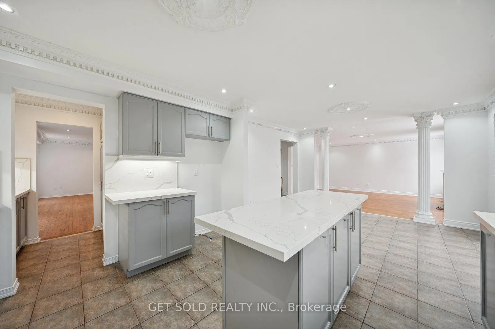 Photo 9 of 33 Tideland Drive, Brampton, Fletcher's Meadow — HOMEH