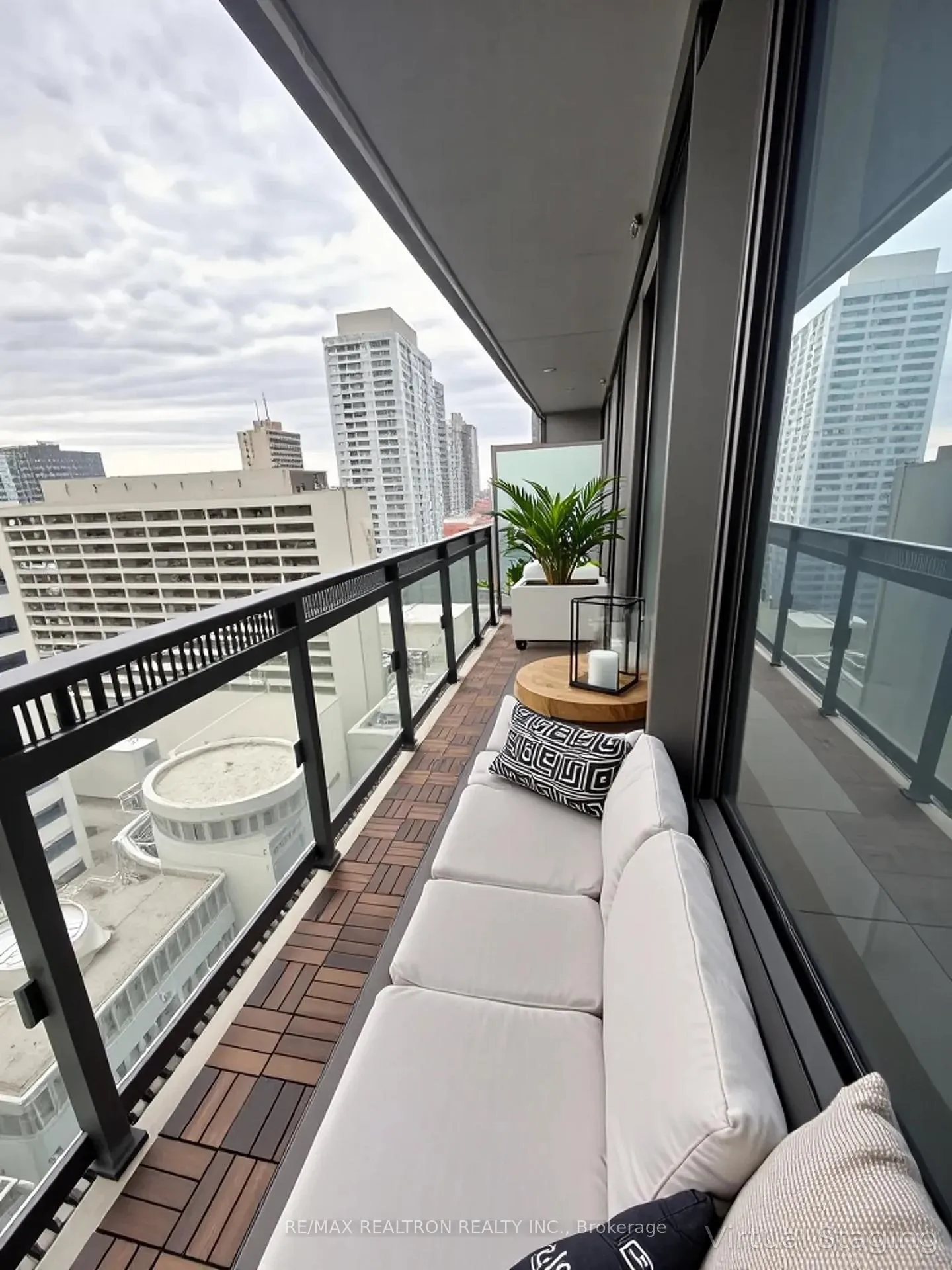 Photo 9 of Unit 1602, 8 Eglinton Avenue E, Toronto, Mount Pleasant West — HOMEH