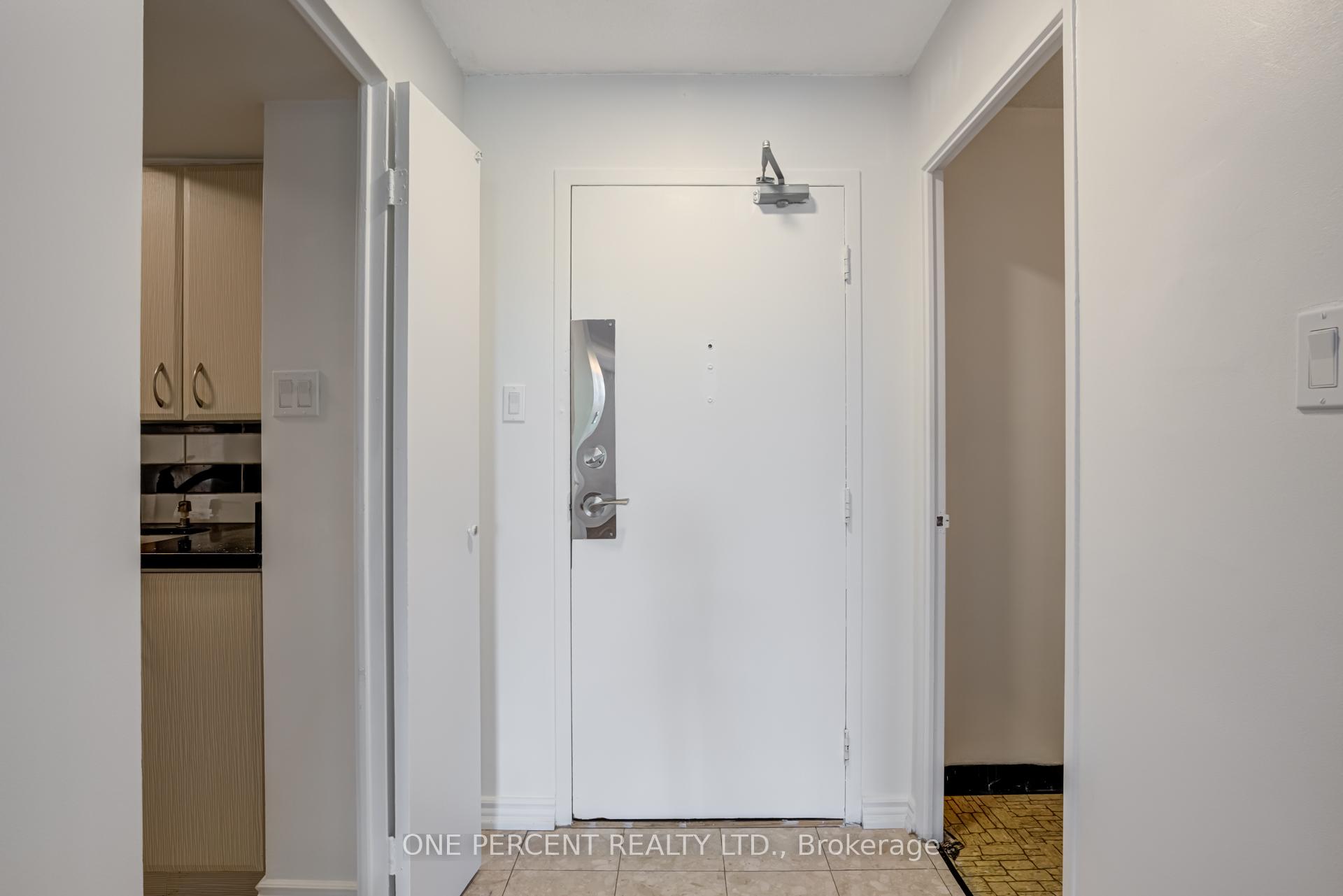 Photo 6 of Unit 409, 80 Inverlochy Boulevard, Markham, Royal Orchard — HOMEH