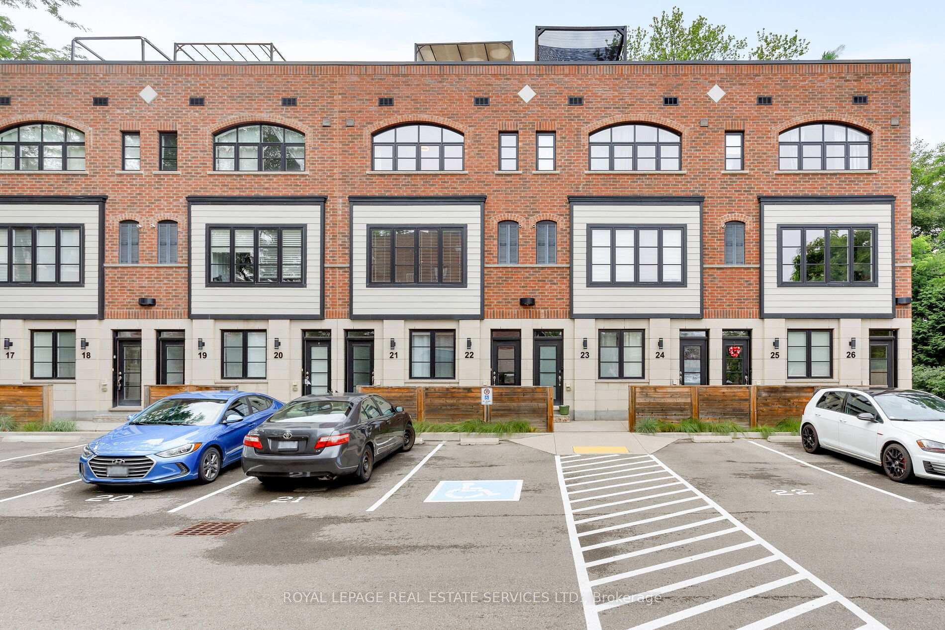 Front of Unit 22, 405 Plains Road E