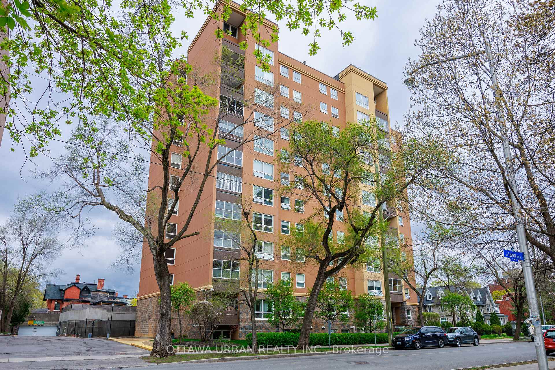 Front of Unit 1003, 373 Laurier Avenue E