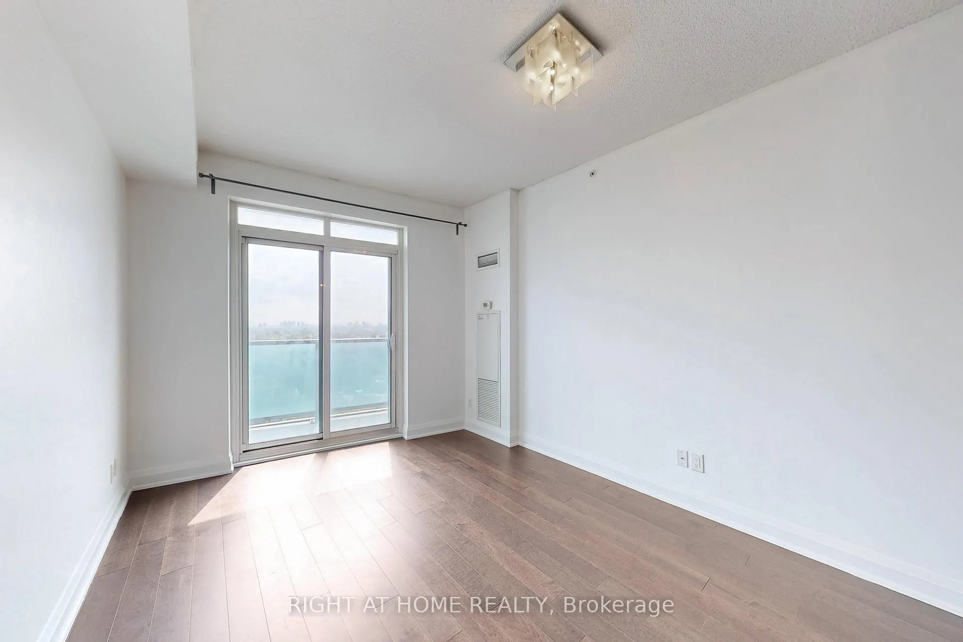 Photo 4 of Unit 1127, 7161 Yonge Street, Markham, Thornhill — HOMEH