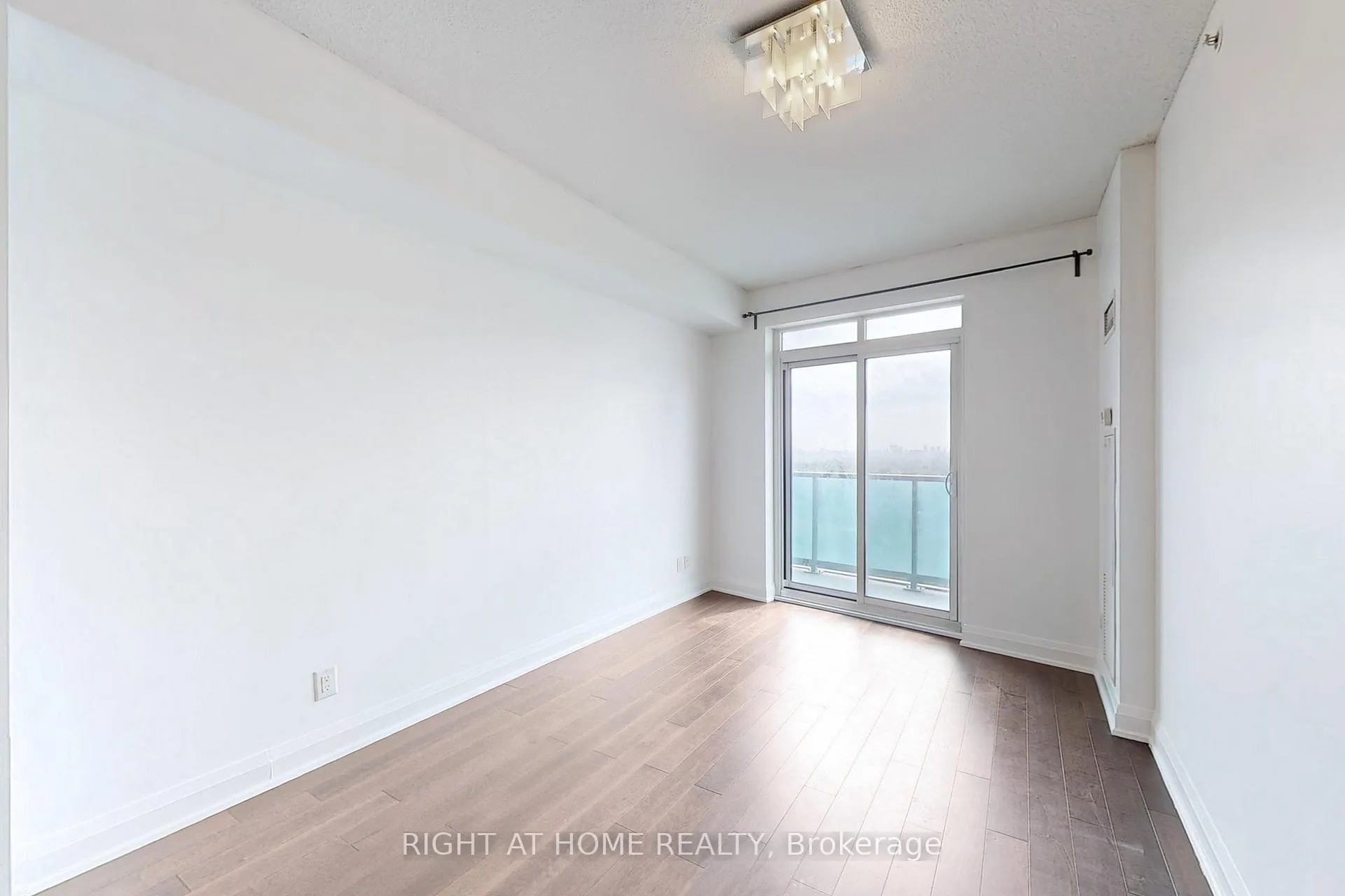 Photo 5 of Unit 1127, 7161 Yonge Street, Markham, Thornhill — HOMEH