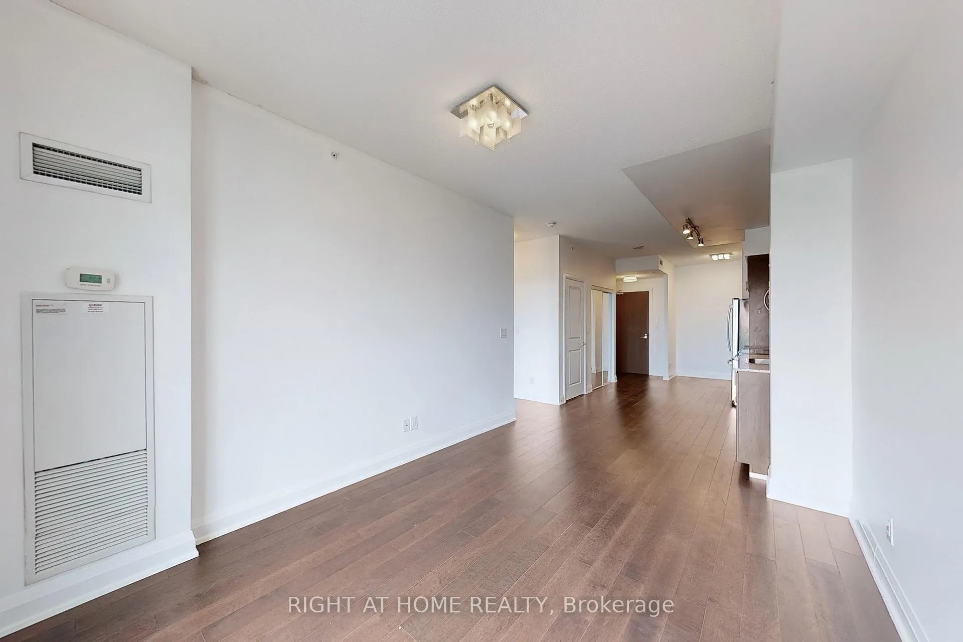 Photo 6 of Unit 1127, 7161 Yonge Street, Markham, Thornhill — HOMEH