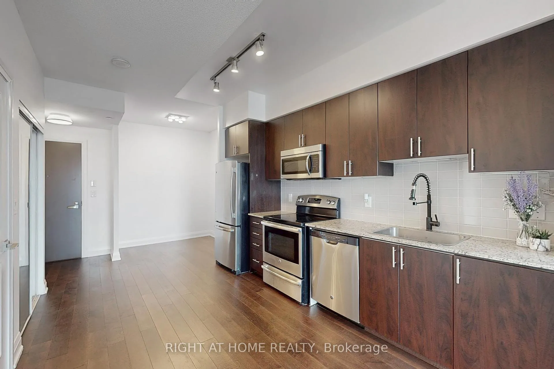 Photo 9 of Unit 1127, 7161 Yonge Street, Markham, Thornhill — HOMEH