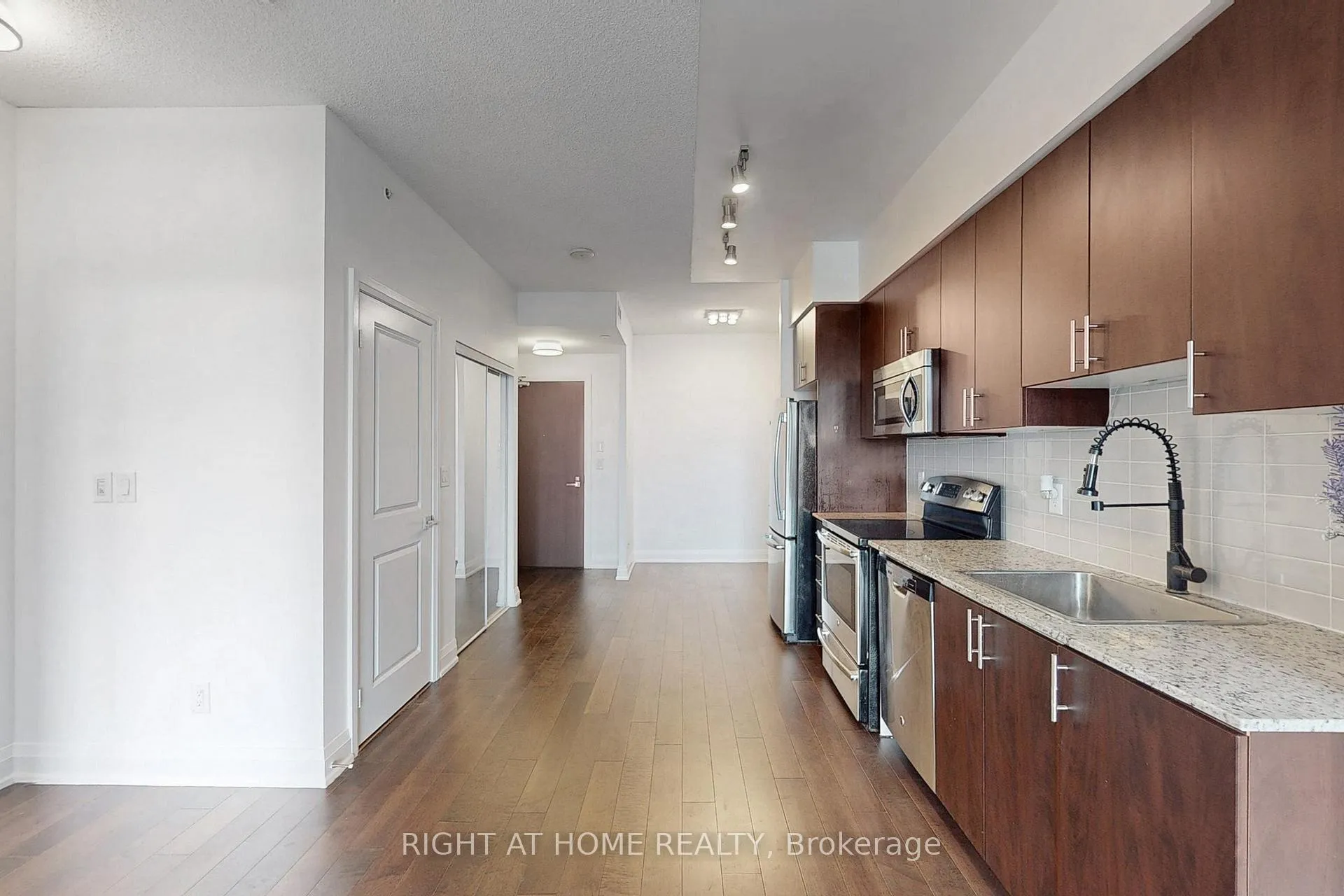 Photo 10 of Unit 1127, 7161 Yonge Street, Markham, Thornhill — HOMEH
