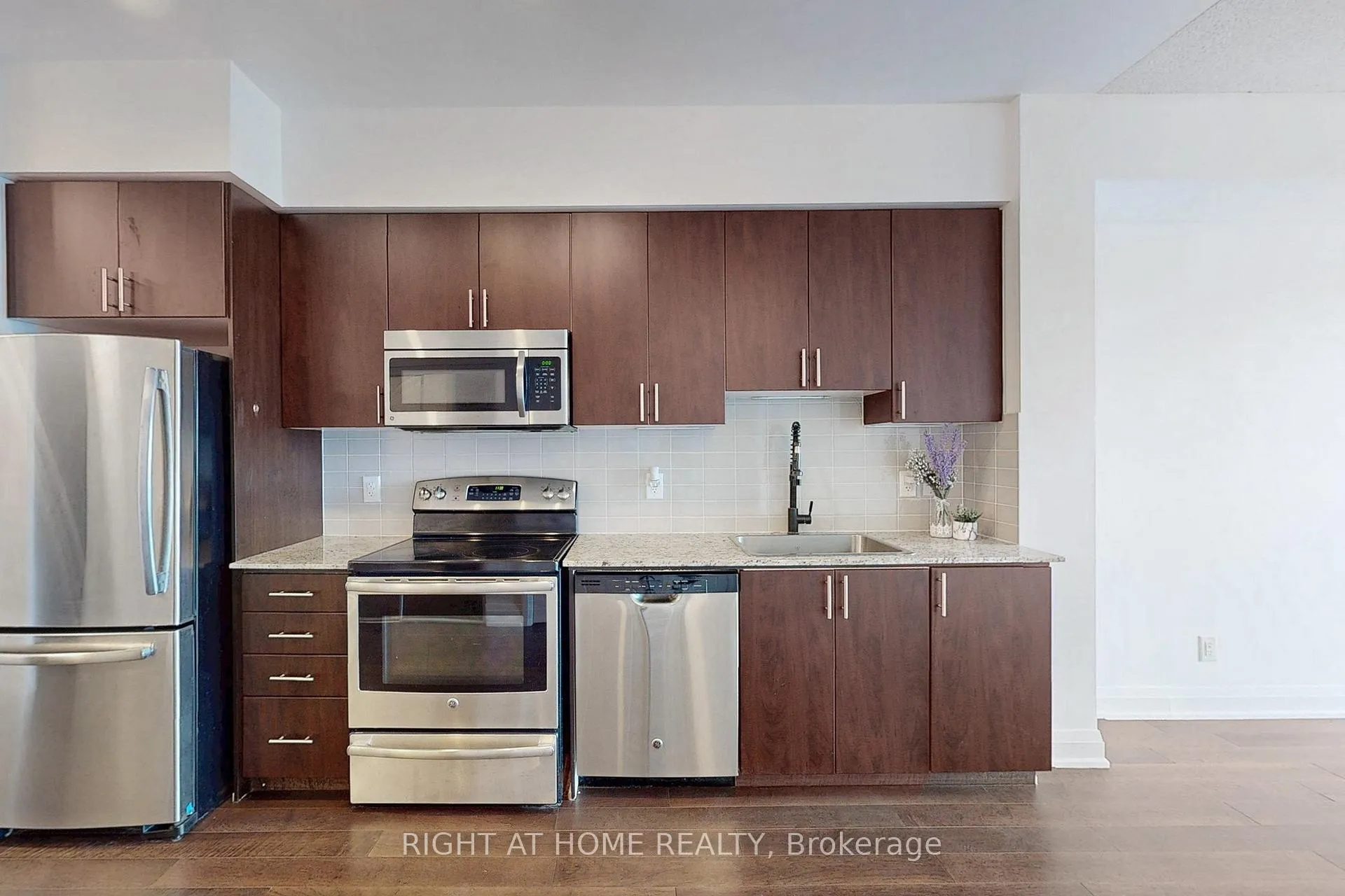 Photo 13 of Unit 1127, 7161 Yonge Street, Markham, Thornhill — HOMEH