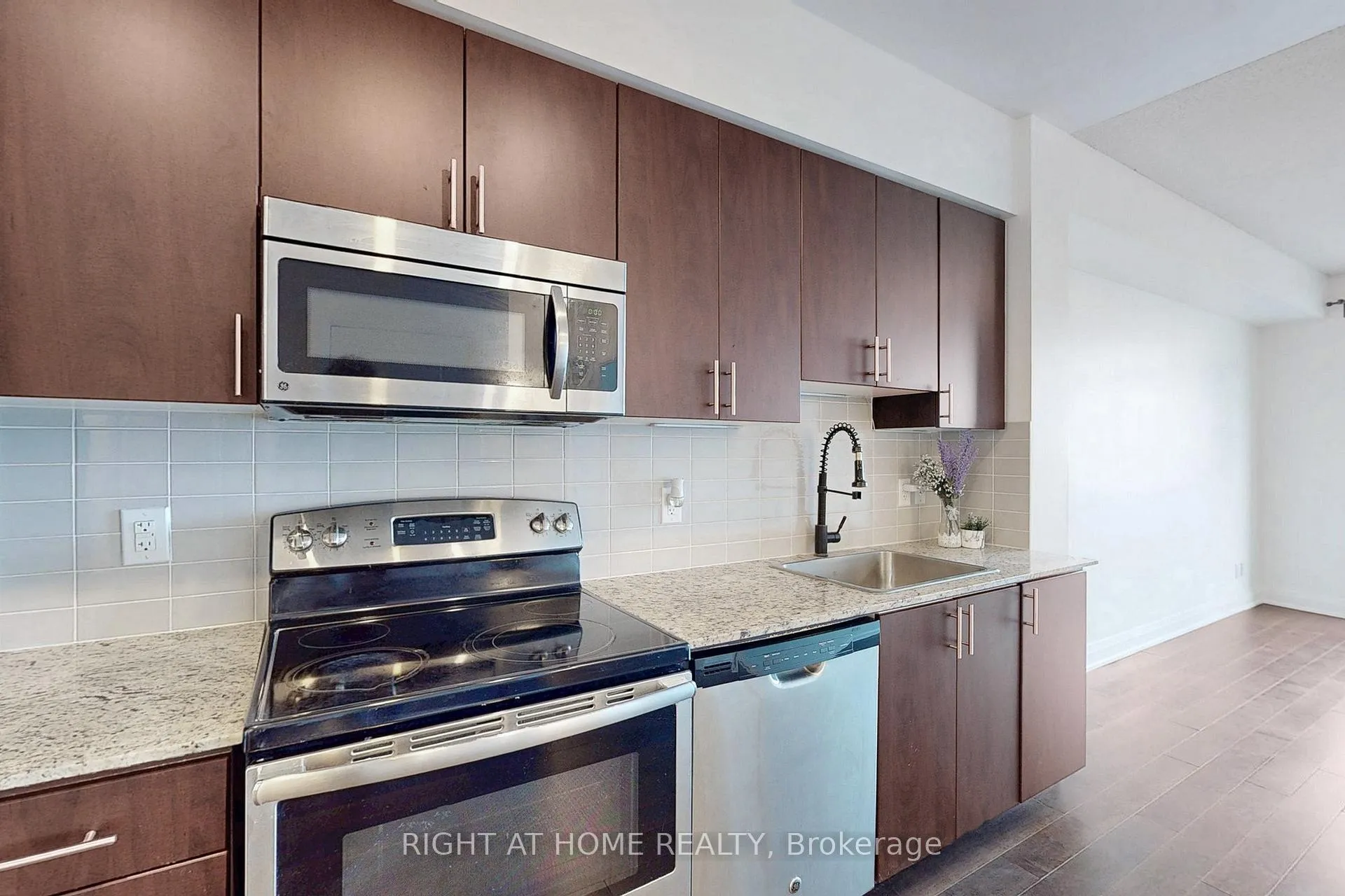 Photo 14 of Unit 1127, 7161 Yonge Street, Markham, Thornhill — HOMEH