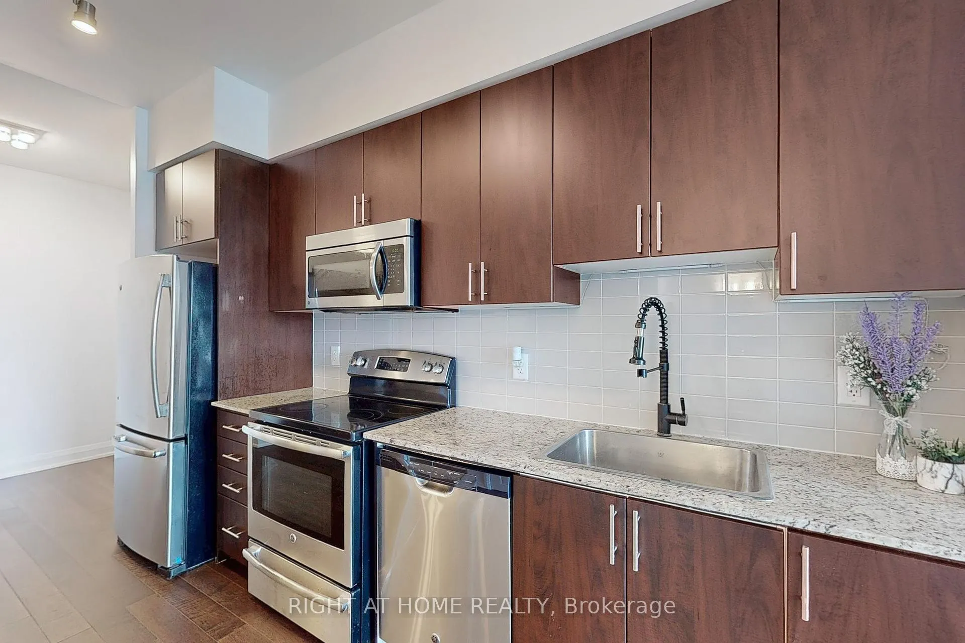 Photo 15 of Unit 1127, 7161 Yonge Street, Markham, Thornhill — HOMEH