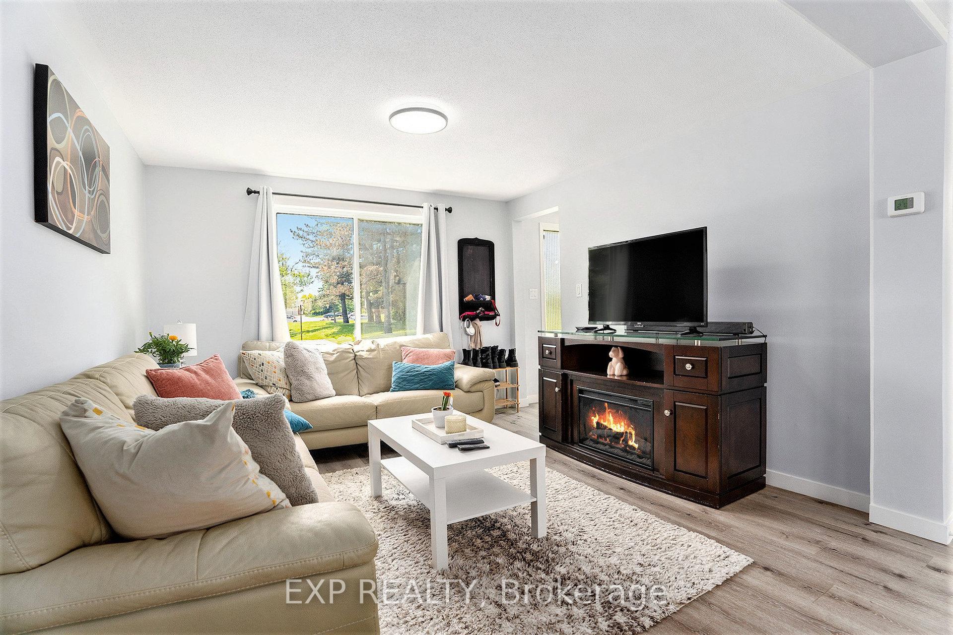 Photo 4 of Unit D, 1520 Beaverpond Drive, Ottawa, Pineview — HOMEH