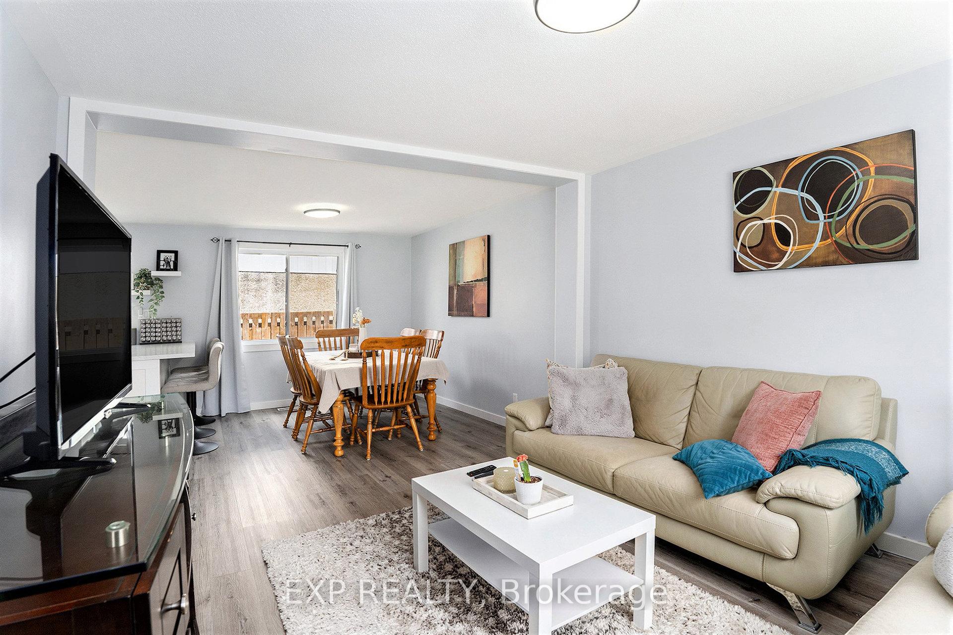 Photo 5 of Unit D, 1520 Beaverpond Drive, Ottawa, Pineview — HOMEH