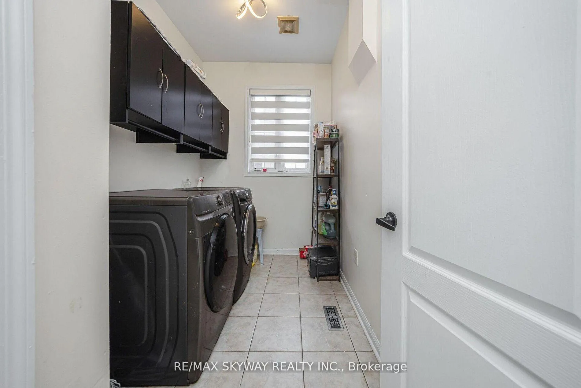 Photo 5 of 104 Whitwell Drive, Brampton, Vales of Castlemore — HOMEH