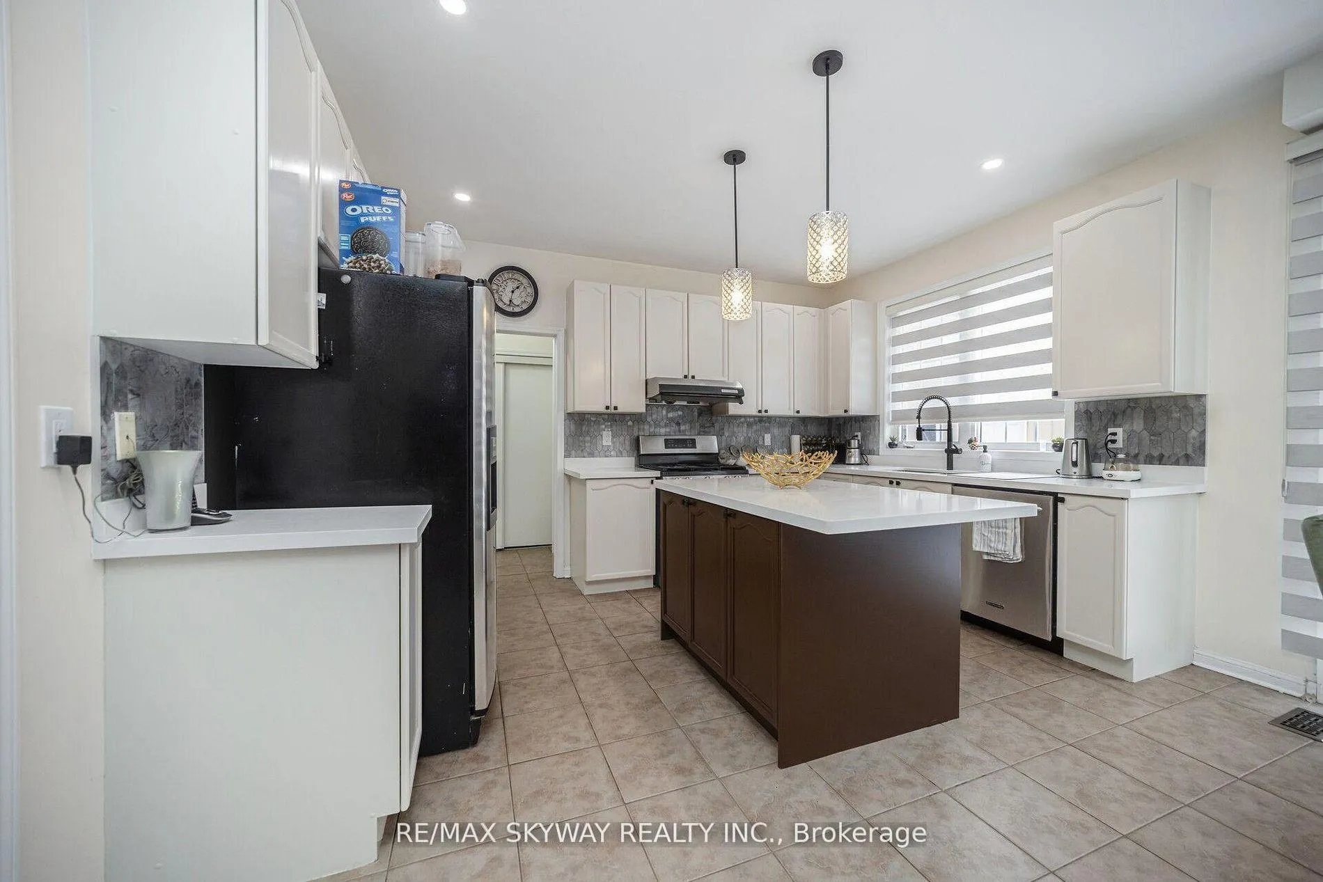 Photo 6 of 104 Whitwell Drive, Brampton, Vales of Castlemore — HOMEH