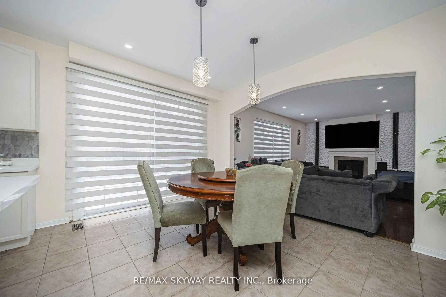 Photo 7 of 104 Whitwell Drive, Brampton, Vales of Castlemore — HOMEH