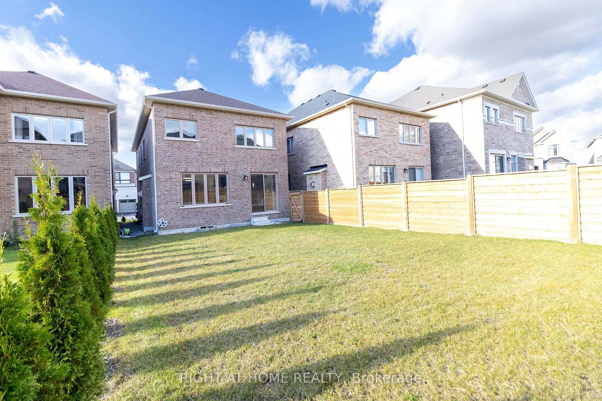 Photo 2 of 31 Pine Hill Crescent, Aurora, Aurora Estates — HOMEH