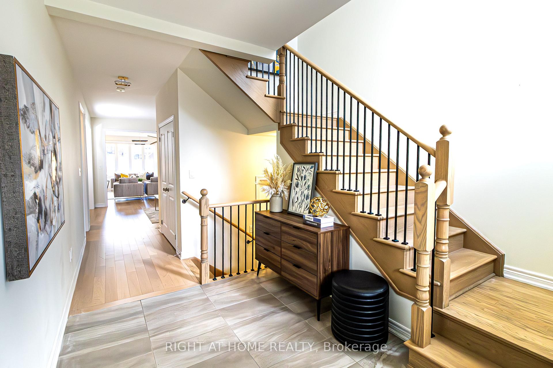 Photo 5 of 31 Pine Hill Crescent, Aurora, Aurora Estates — HOMEH
