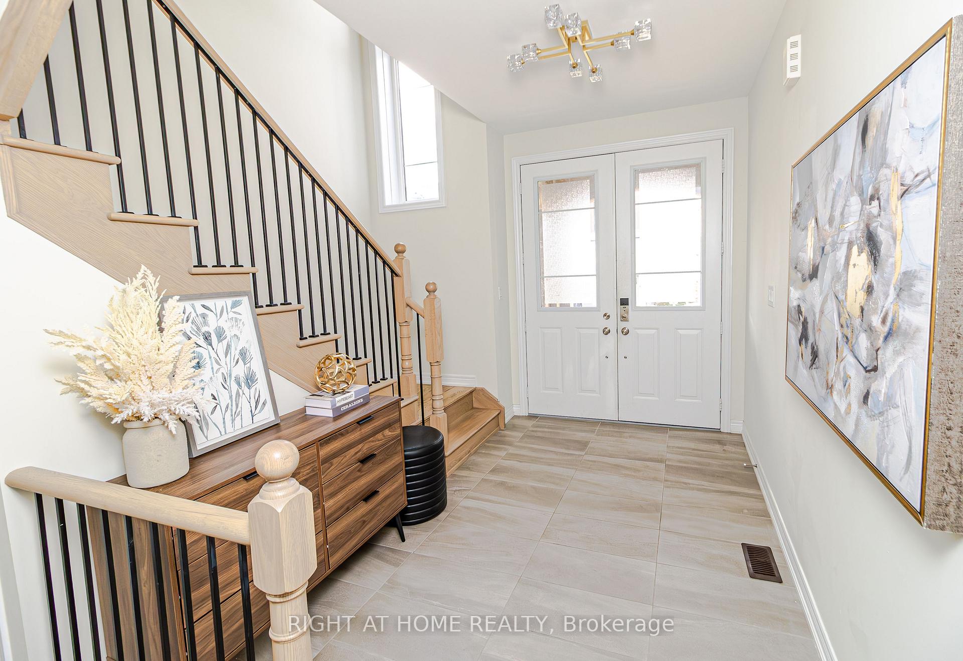Photo 3 of 31 Pine Hill Crescent, Aurora, Aurora Estates — HOMEH