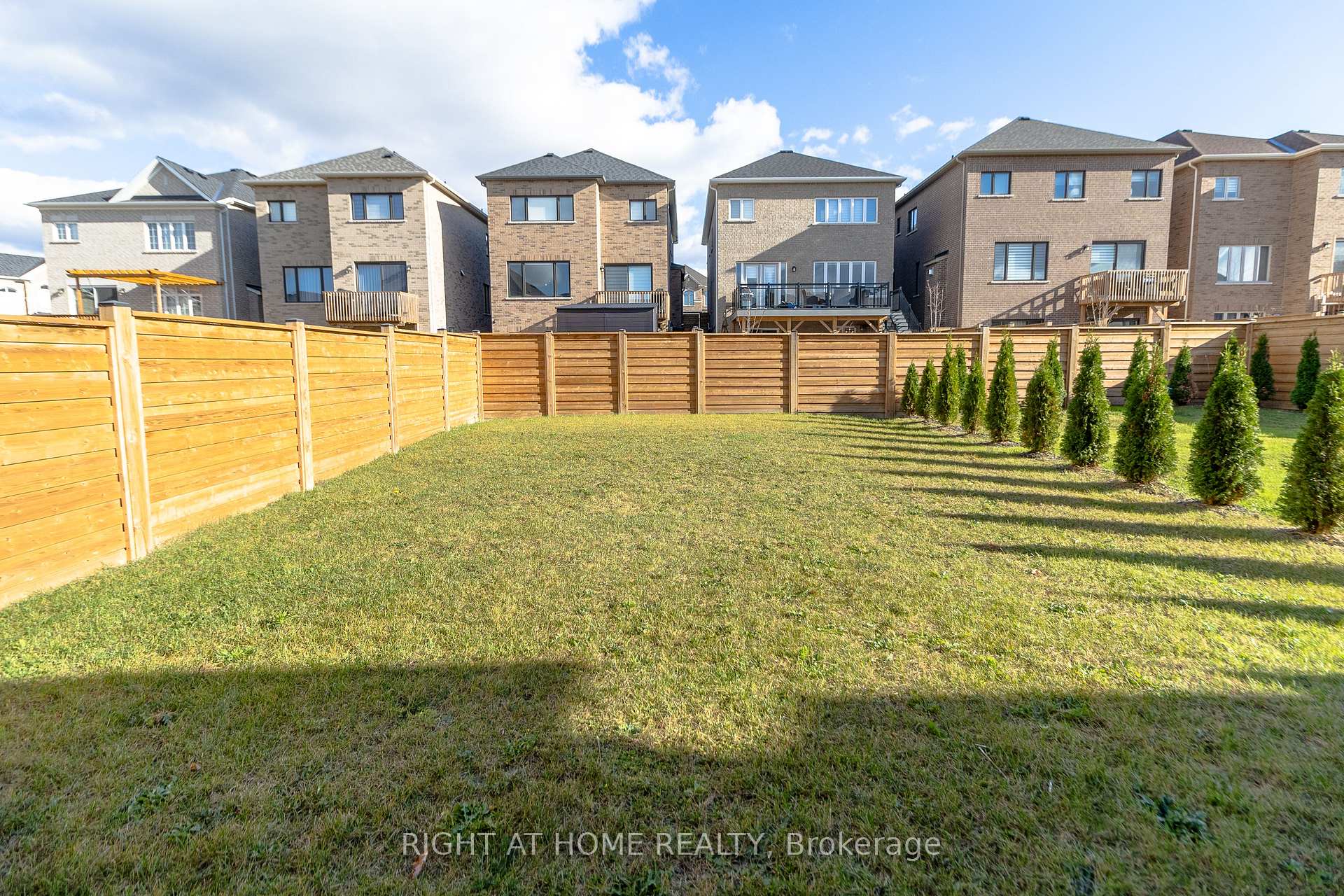 Photo 17 of 31 Pine Hill Crescent, Aurora, Aurora Estates — HOMEH