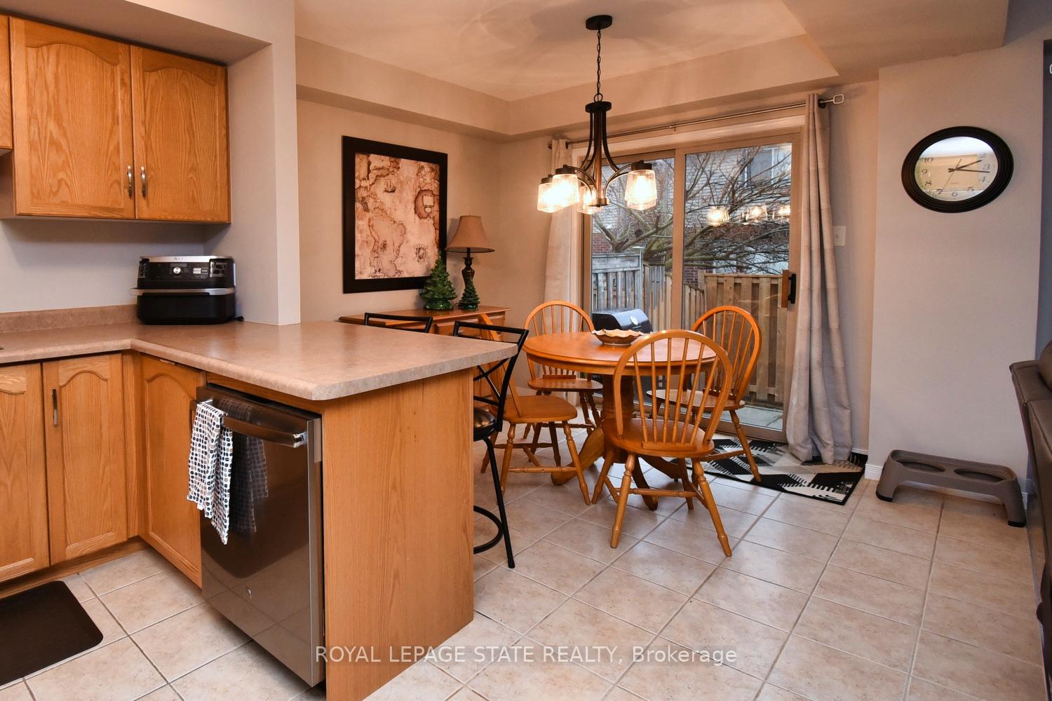 Photo 13 of Unit 8, 18 Cedar Street, Grimsby, Grimsby West — HOMEH
