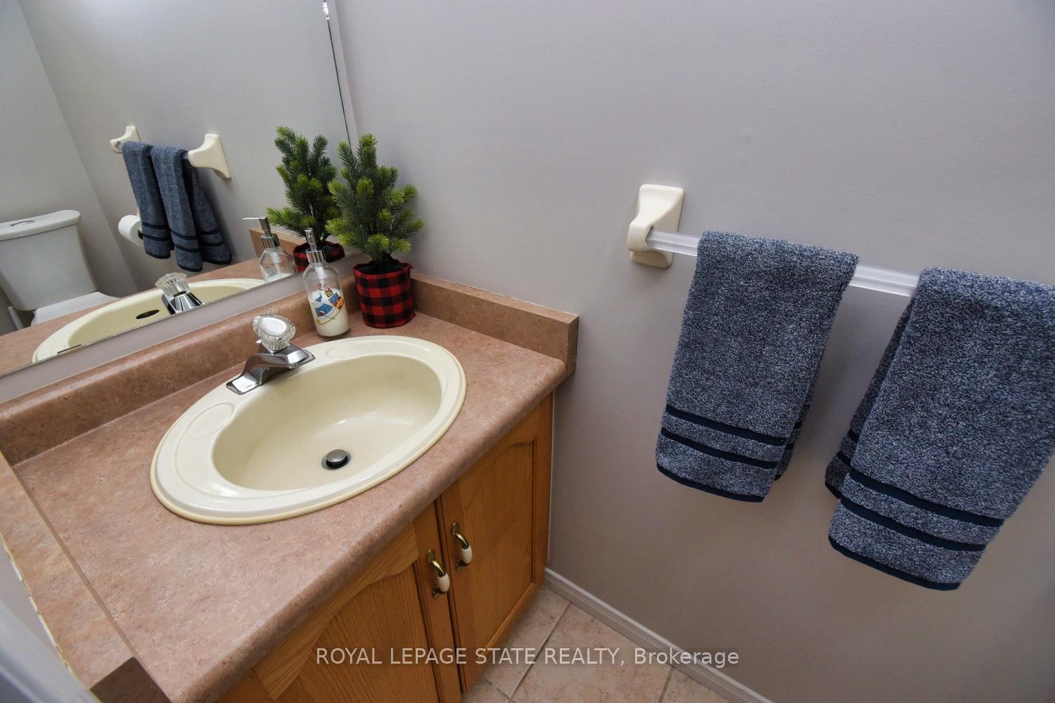 Photo 16 of Unit 8, 18 Cedar Street, Grimsby, Grimsby West — HOMEH