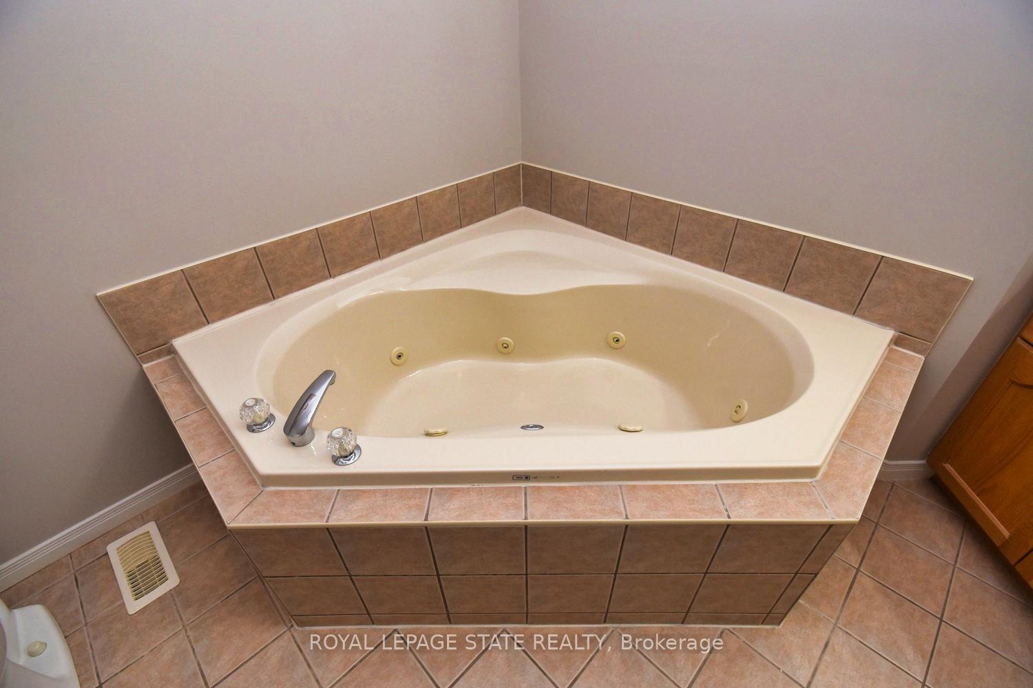 Photo 25 of Unit 8, 18 Cedar Street, Grimsby, Grimsby West — HOMEH