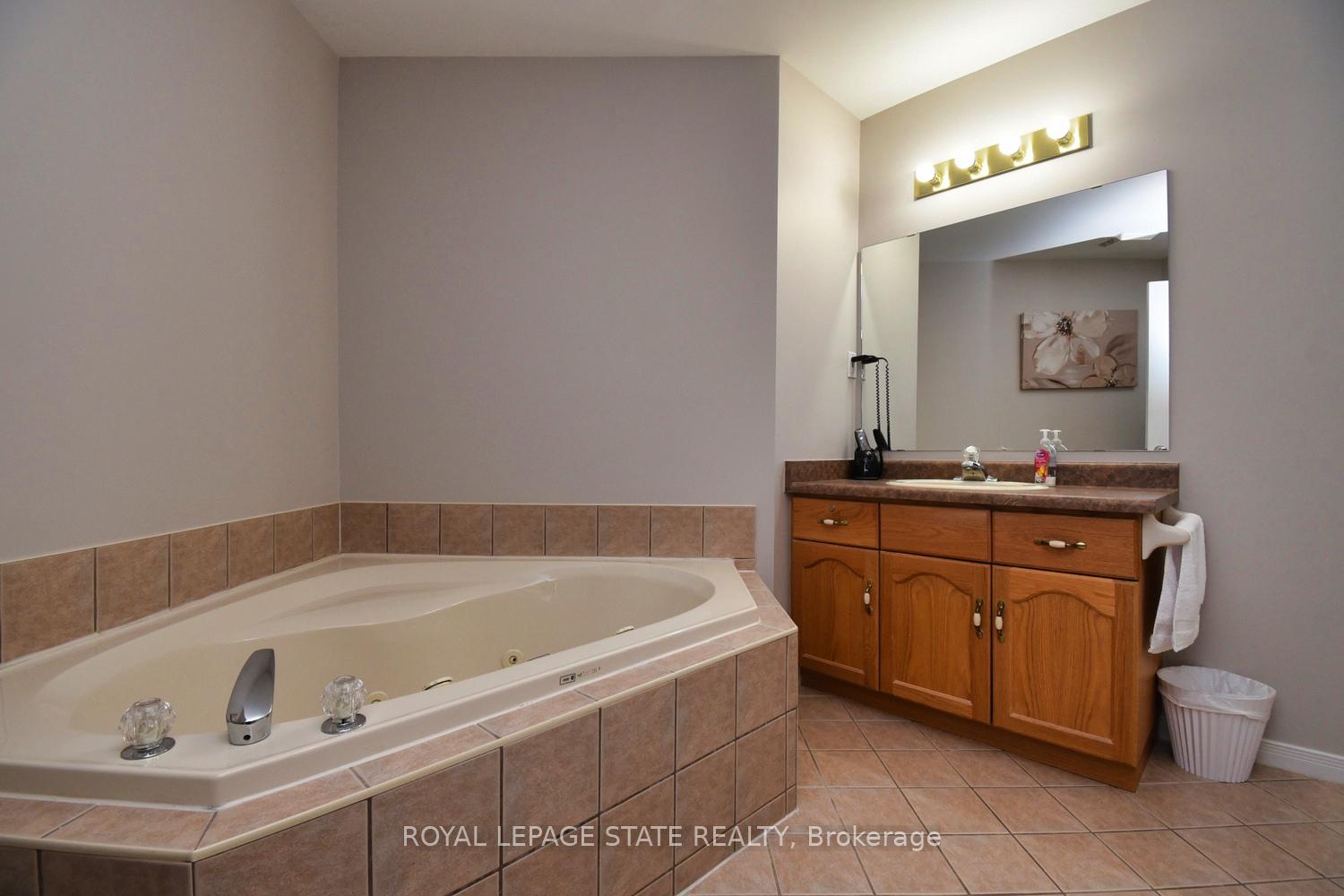Photo 26 of Unit 8, 18 Cedar Street, Grimsby, Grimsby West — HOMEH