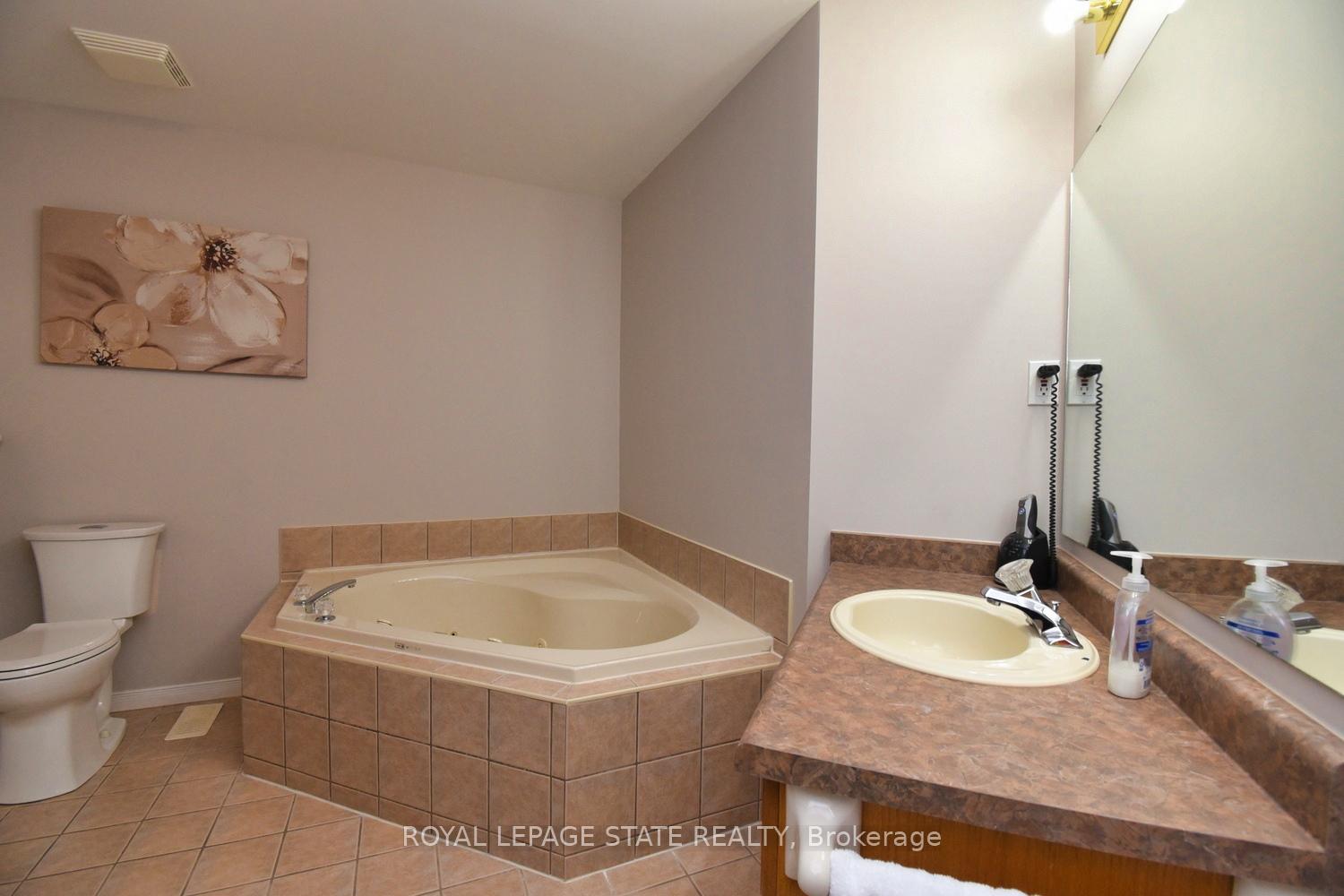 Photo 27 of Unit 8, 18 Cedar Street, Grimsby, Grimsby West — HOMEH