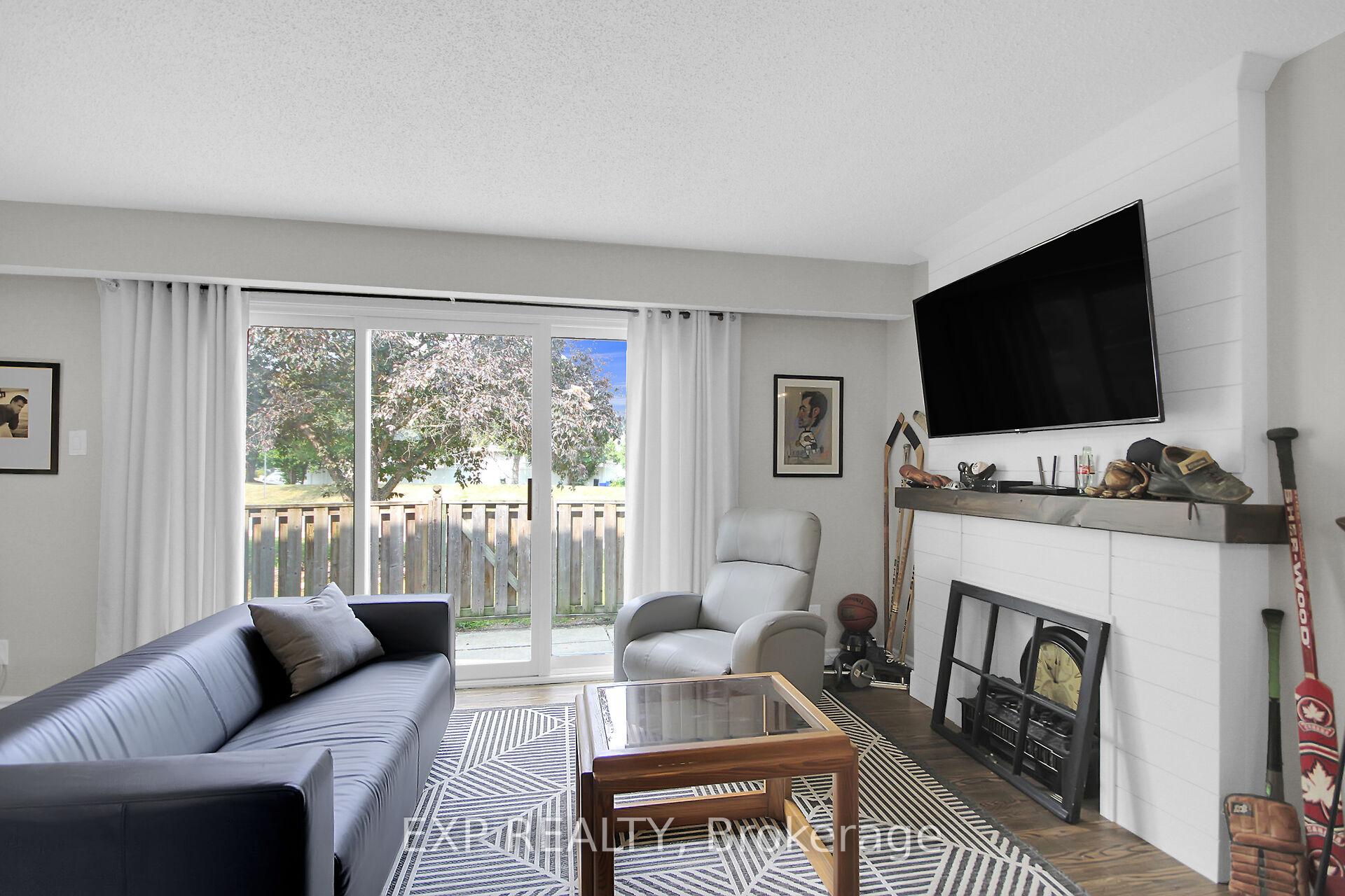 Photo 8 of 83 Hadley Circle, Ottawa, Bells Corners — HOMEH
