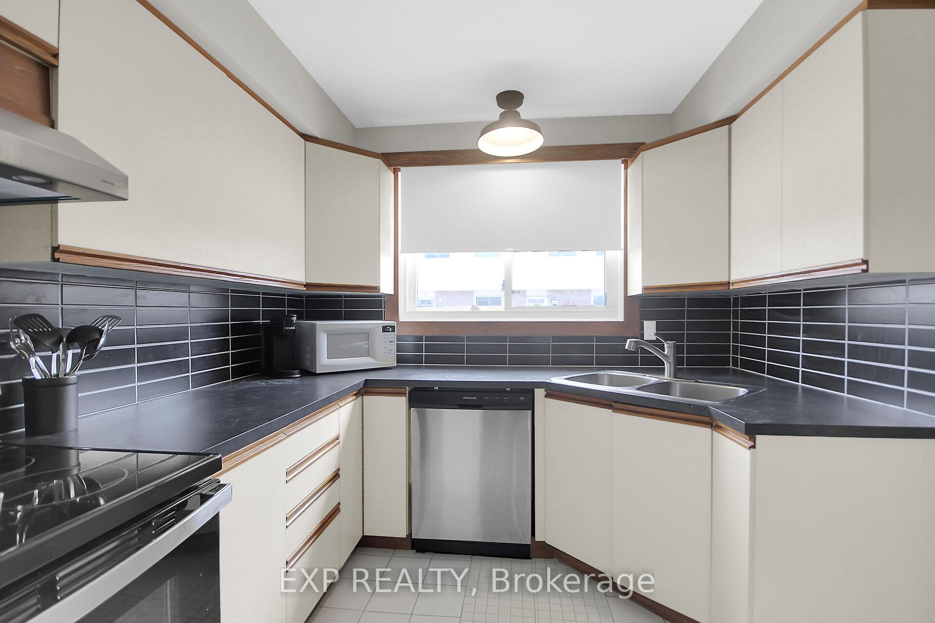 Photo 24 of 83 Hadley Circle, Ottawa, Bells Corners — HOMEH
