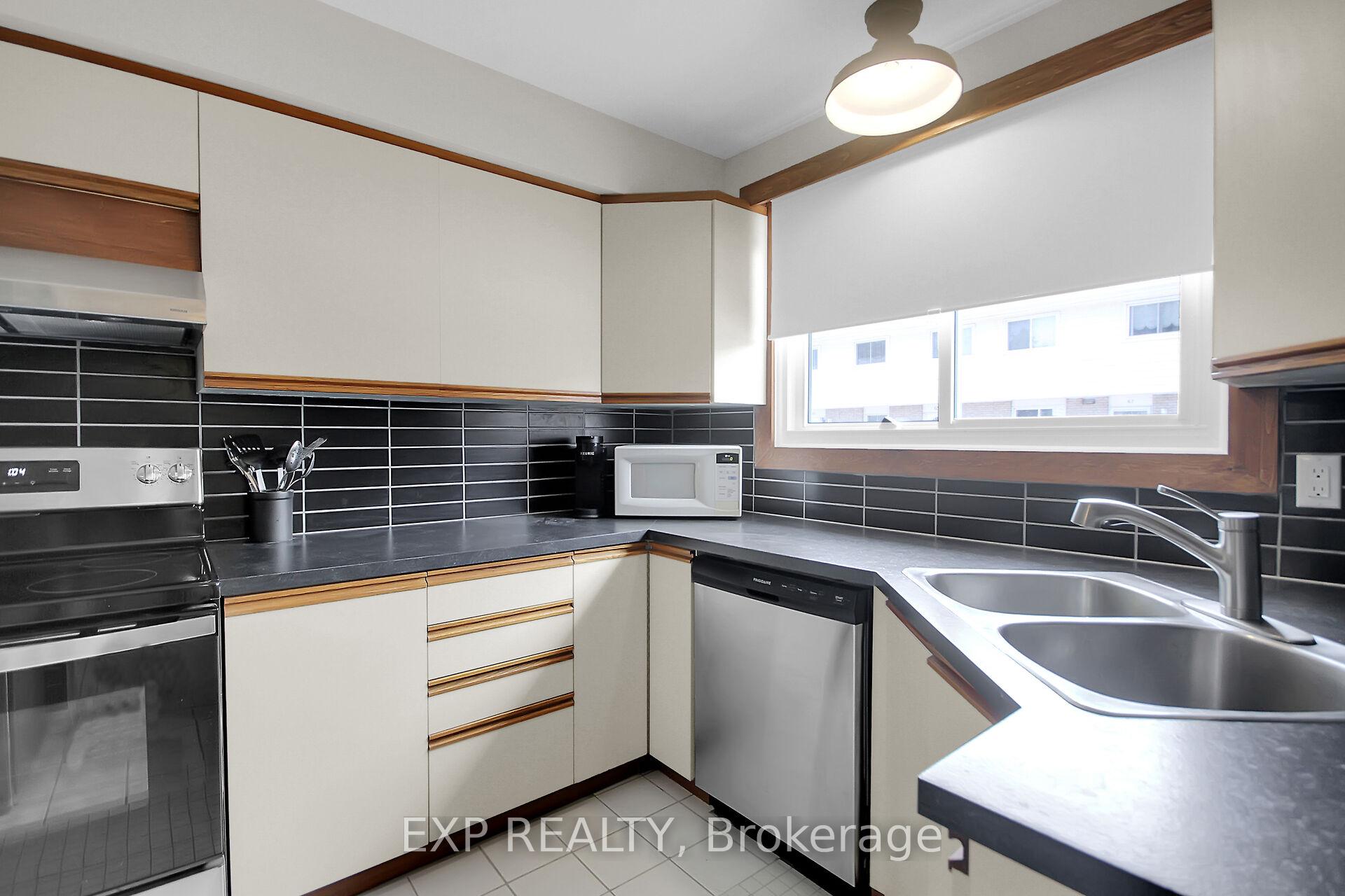 Photo 25 of 83 Hadley Circle, Ottawa, Bells Corners — HOMEH