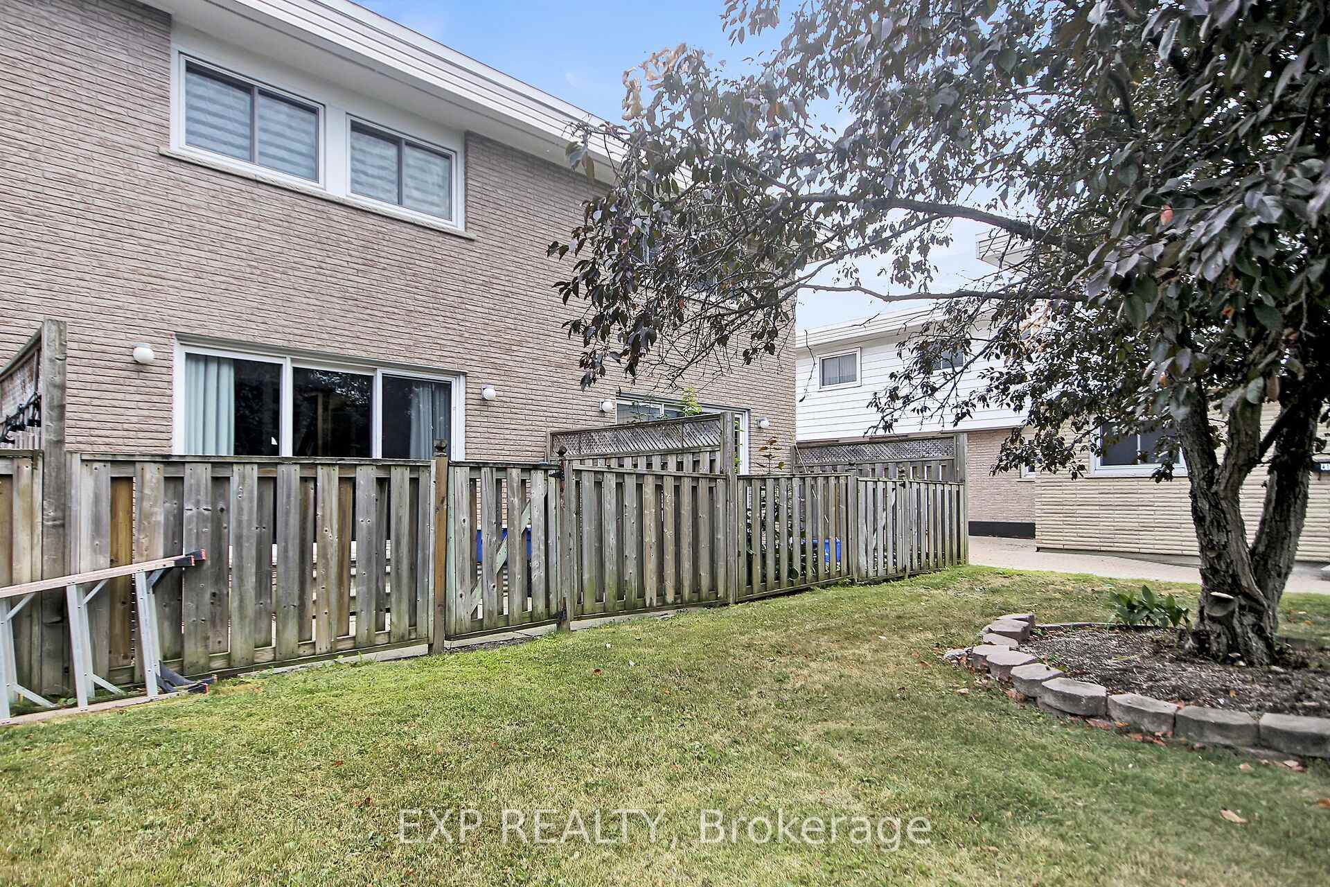 Photo 49 of 83 Hadley Circle, Ottawa, Bells Corners — HOMEH