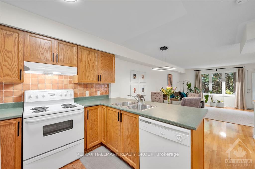 Photo 3 of 14 STRATHAVEN Private, Ottawa, Cyrville — HOMEH