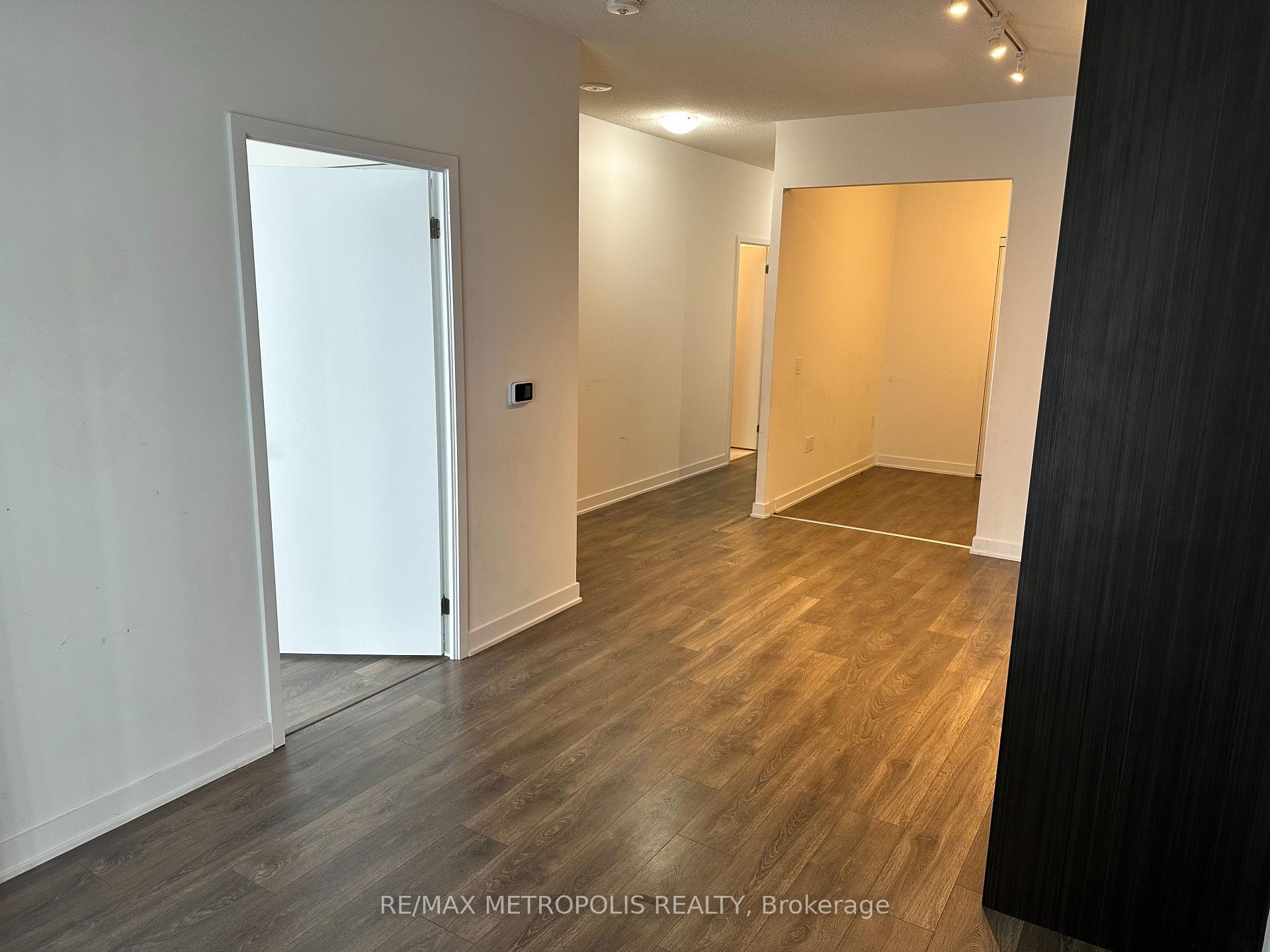 Photo 8 of Unit 921, 10 Honeycrisp Crescent, Vaughan, Vaughan Corporate Centre — HOMEH
