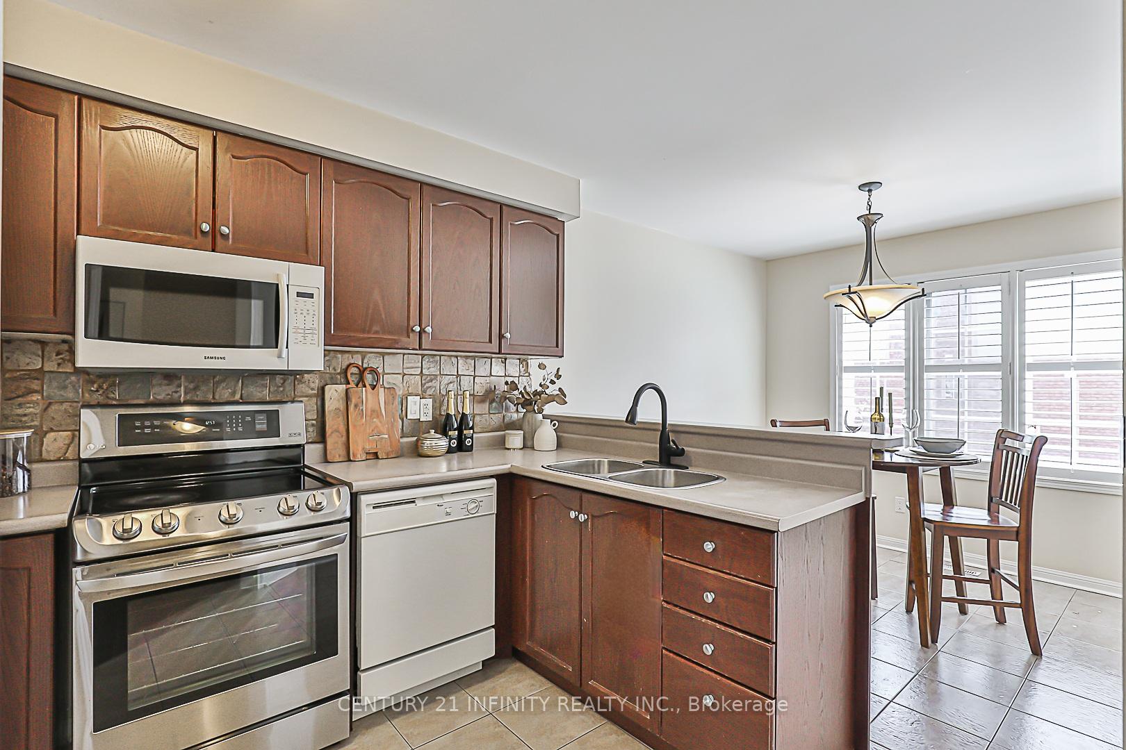 Photo 3 of 91 Salmon Way, Whitby, Downtown Whitby — HOMEH