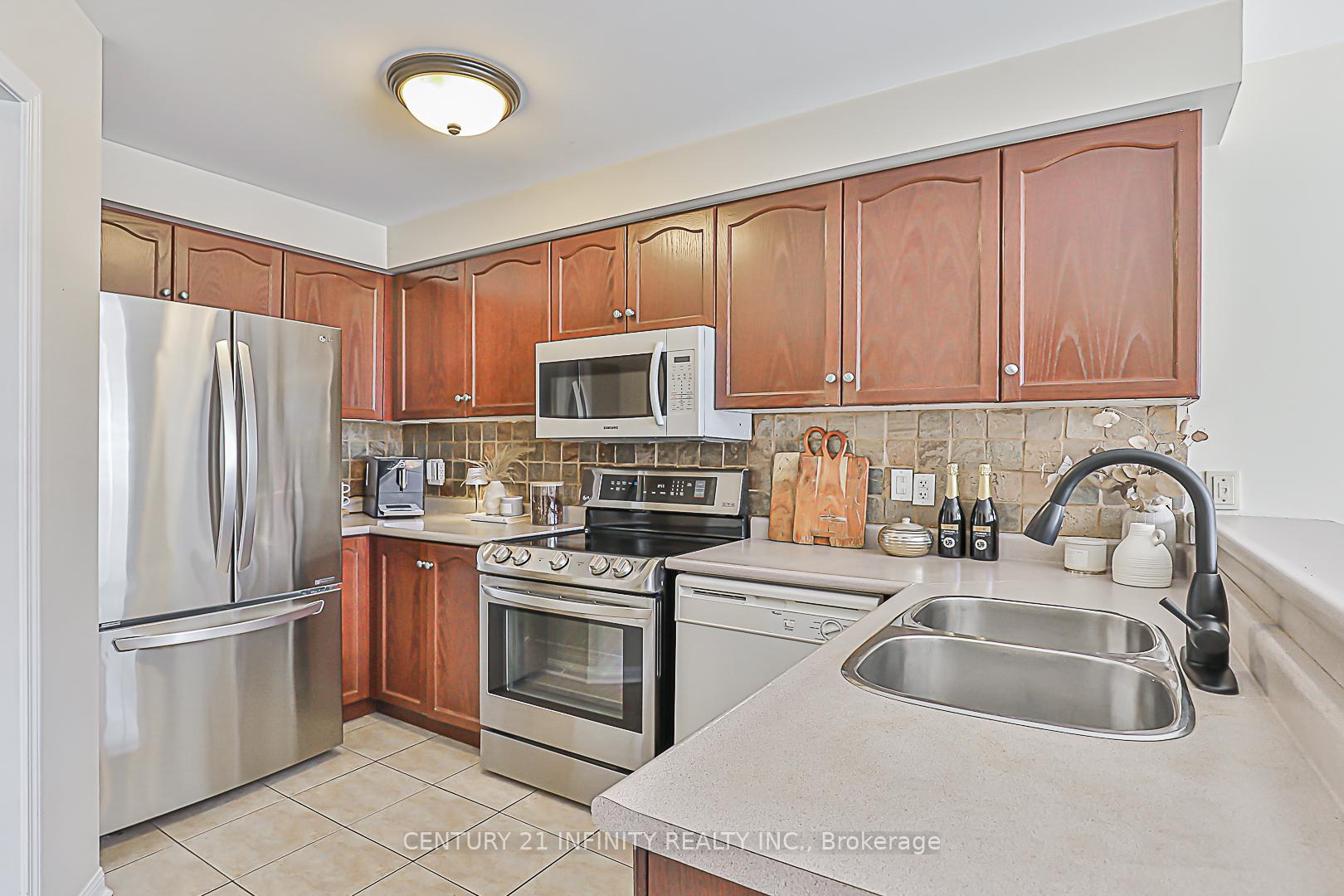 Photo 4 of 91 Salmon Way, Whitby, Downtown Whitby — HOMEH