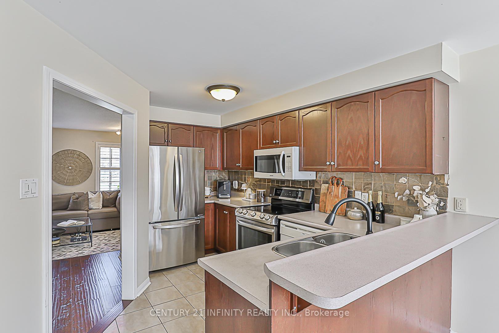 Photo 5 of 91 Salmon Way, Whitby, Downtown Whitby — HOMEH