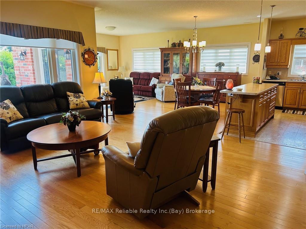 Photo 2 of 21 Bayfield Mews Lane, Bluewater, Bayfield — HOMEH