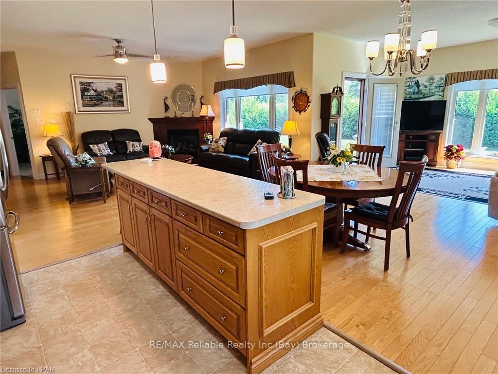 Photo 10 of 21 Bayfield Mews Lane, Bluewater, Bayfield — HOMEH