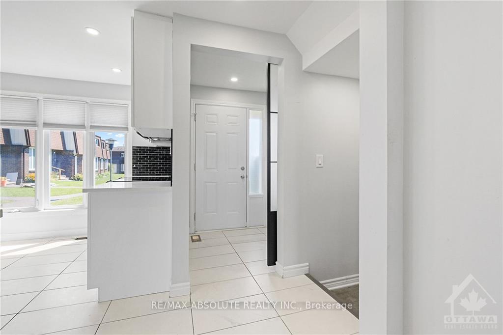 Photo 3 of Unit 19, 3333 Mccarthy Road, Ottawa, Hunt Club — HOMEH