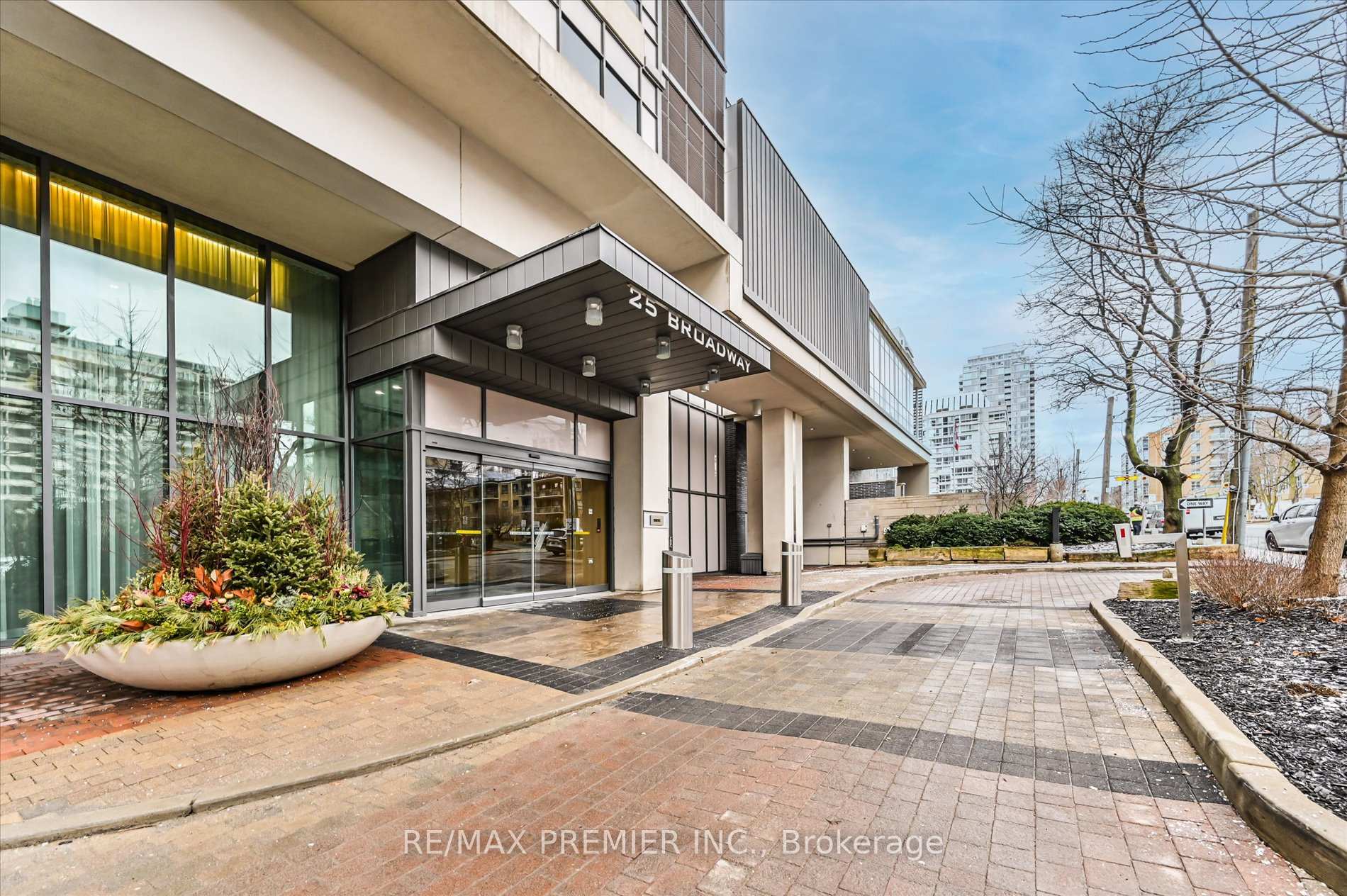 Photo 2 of Unit 1002, 25 Broadway Avenue, Toronto, Mount Pleasant West — HOMEH