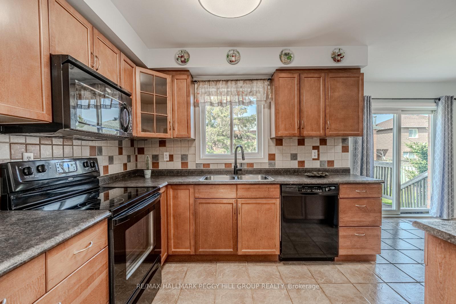 Photo 4 of 6 McDougall Drive, Barrie, West Bayfield — HOMEH
