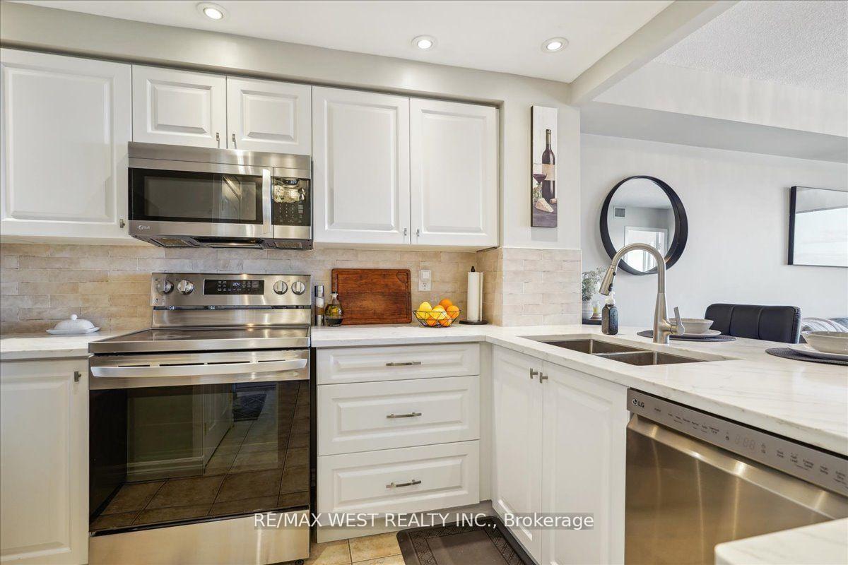 Photo 5 of Unit 604, 711 Rossland Road E, Whitby, Pringle Creek — HOMEH