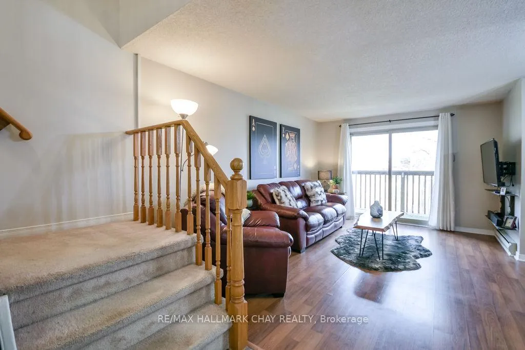 Photo 4 of 14 Evergreen Court, Barrie, Ardagh — HOMEH