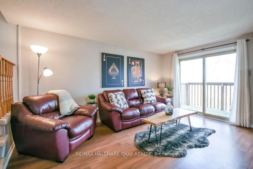 Photo 5 of 14 Evergreen Court, Barrie, Ardagh — HOMEH